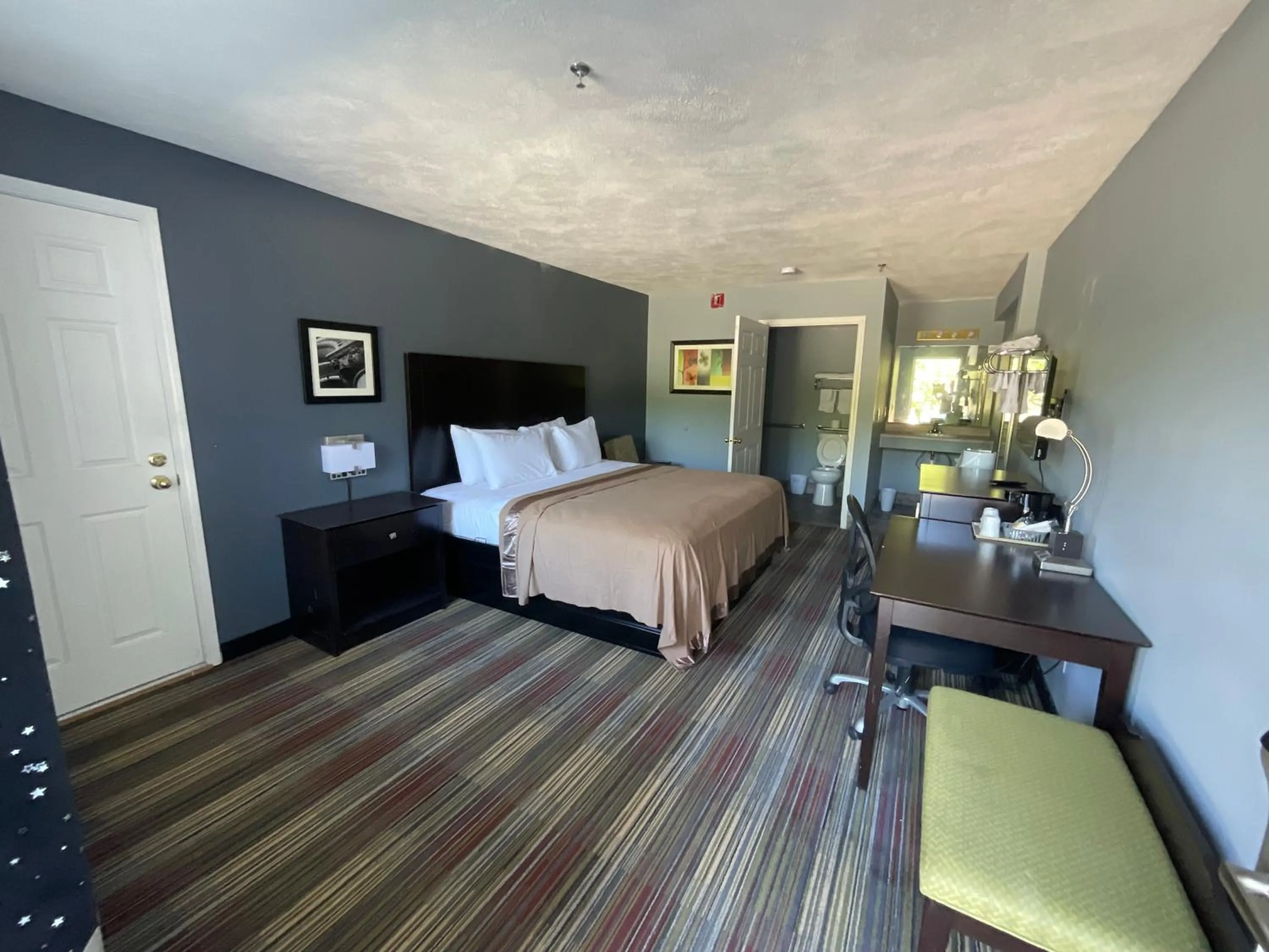 Bedroom, Bed in SUNSET INN