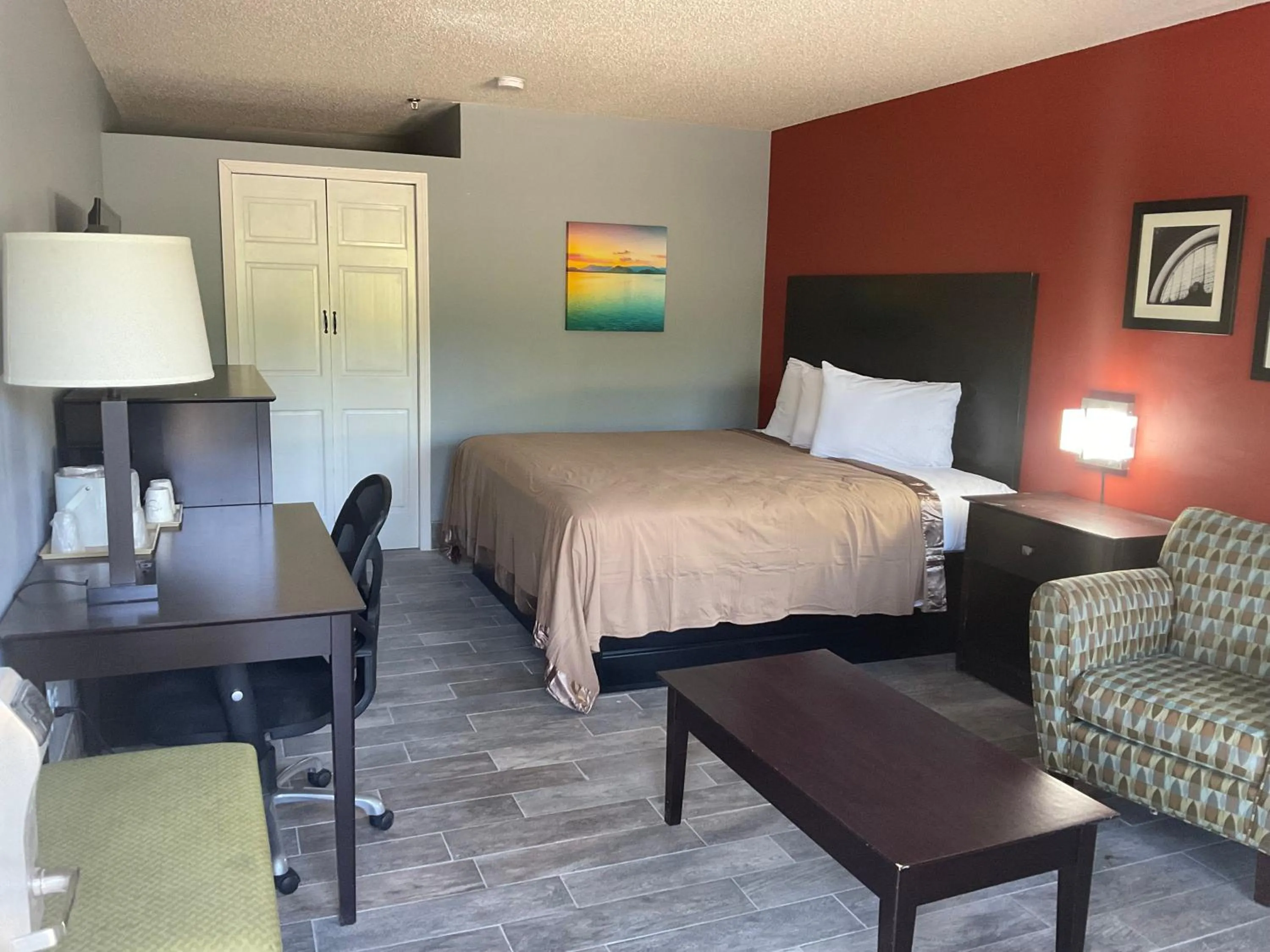 Bedroom, Bed in SUNSET INN