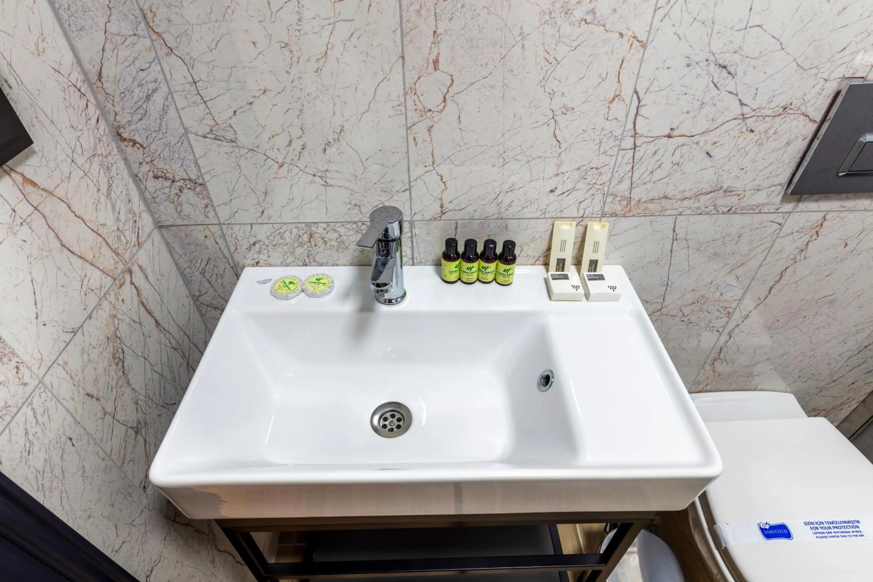 Bathroom in Lenora Airport Hotel