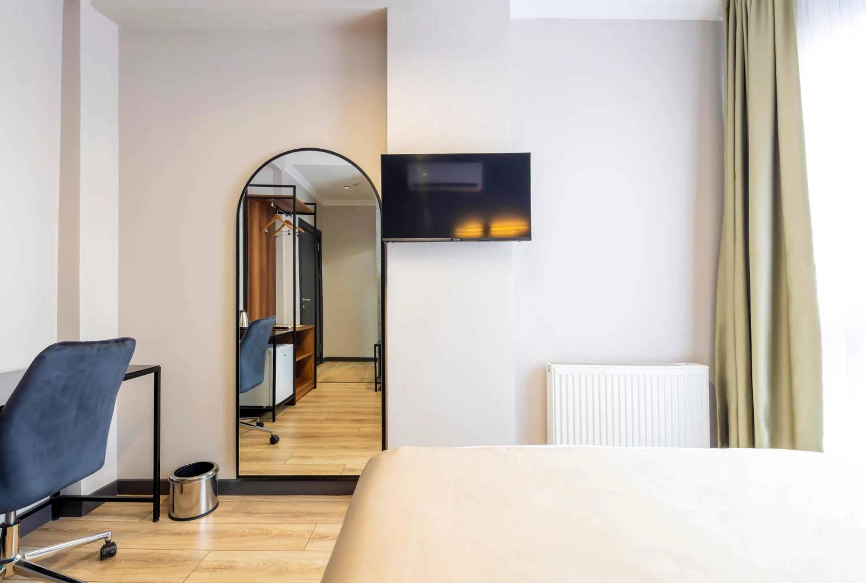 TV and multimedia, Bed in Lenora Airport Hotel