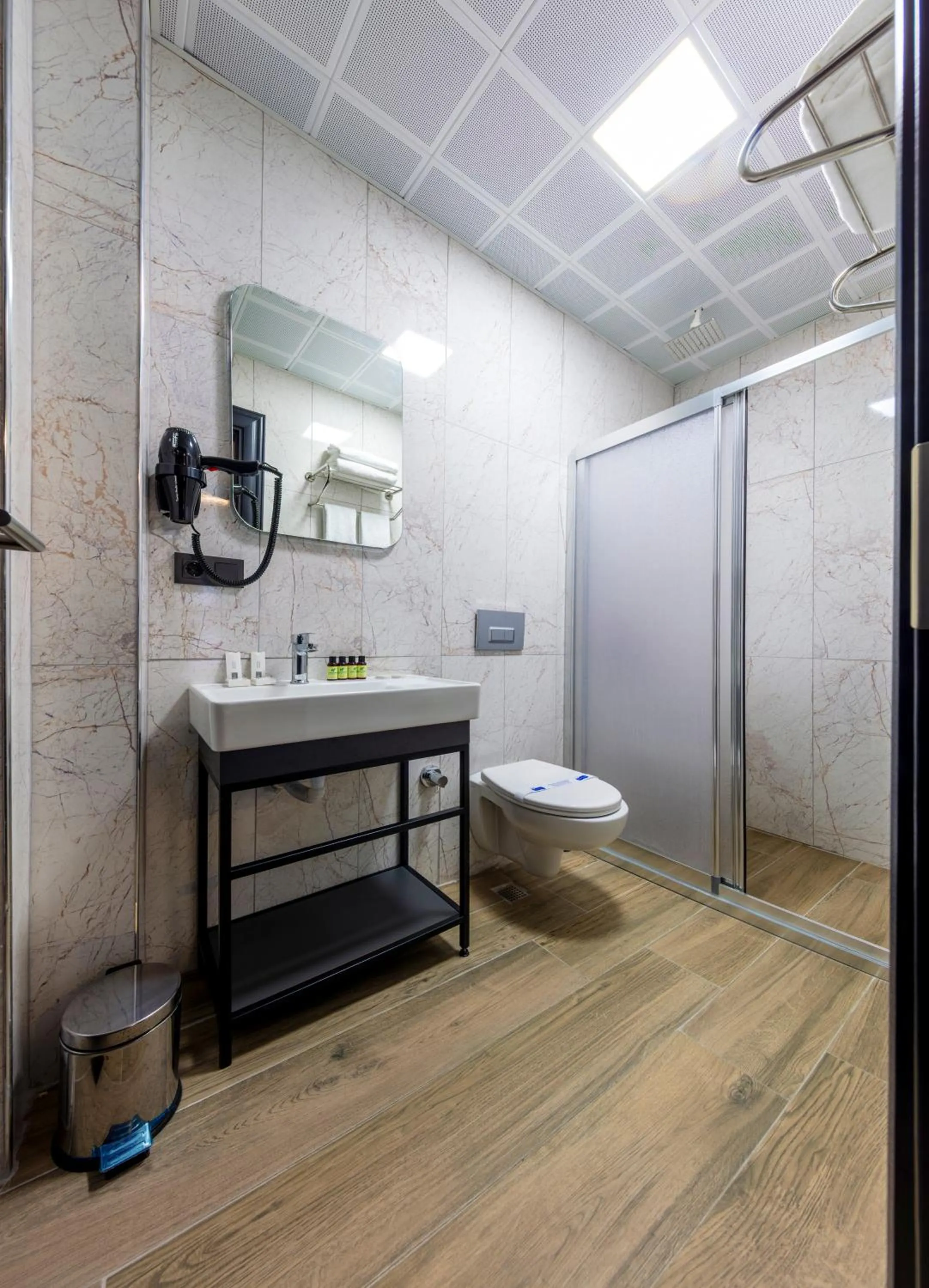 Bathroom in Lenora Airport Hotel