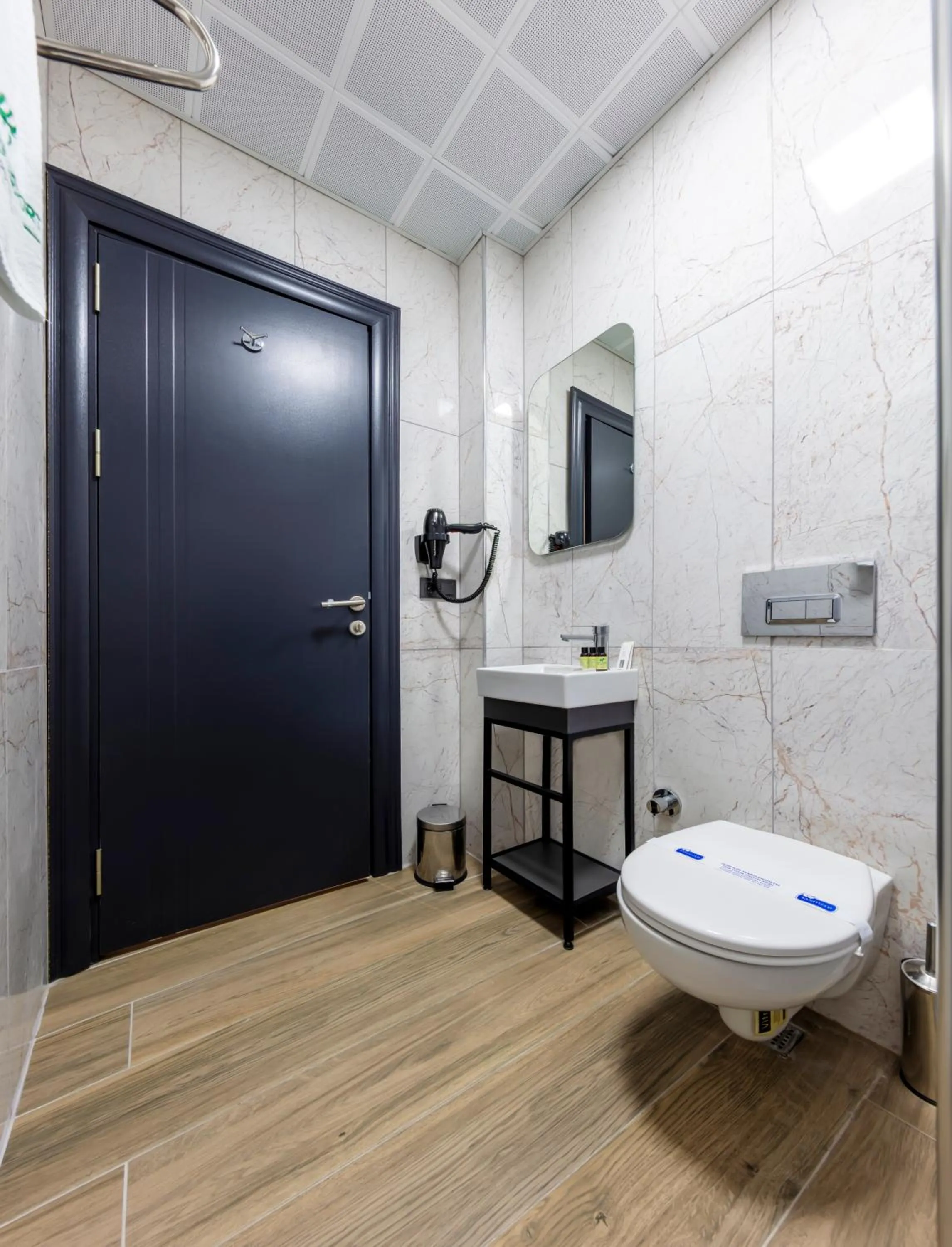 Bathroom in Lenora Airport Hotel