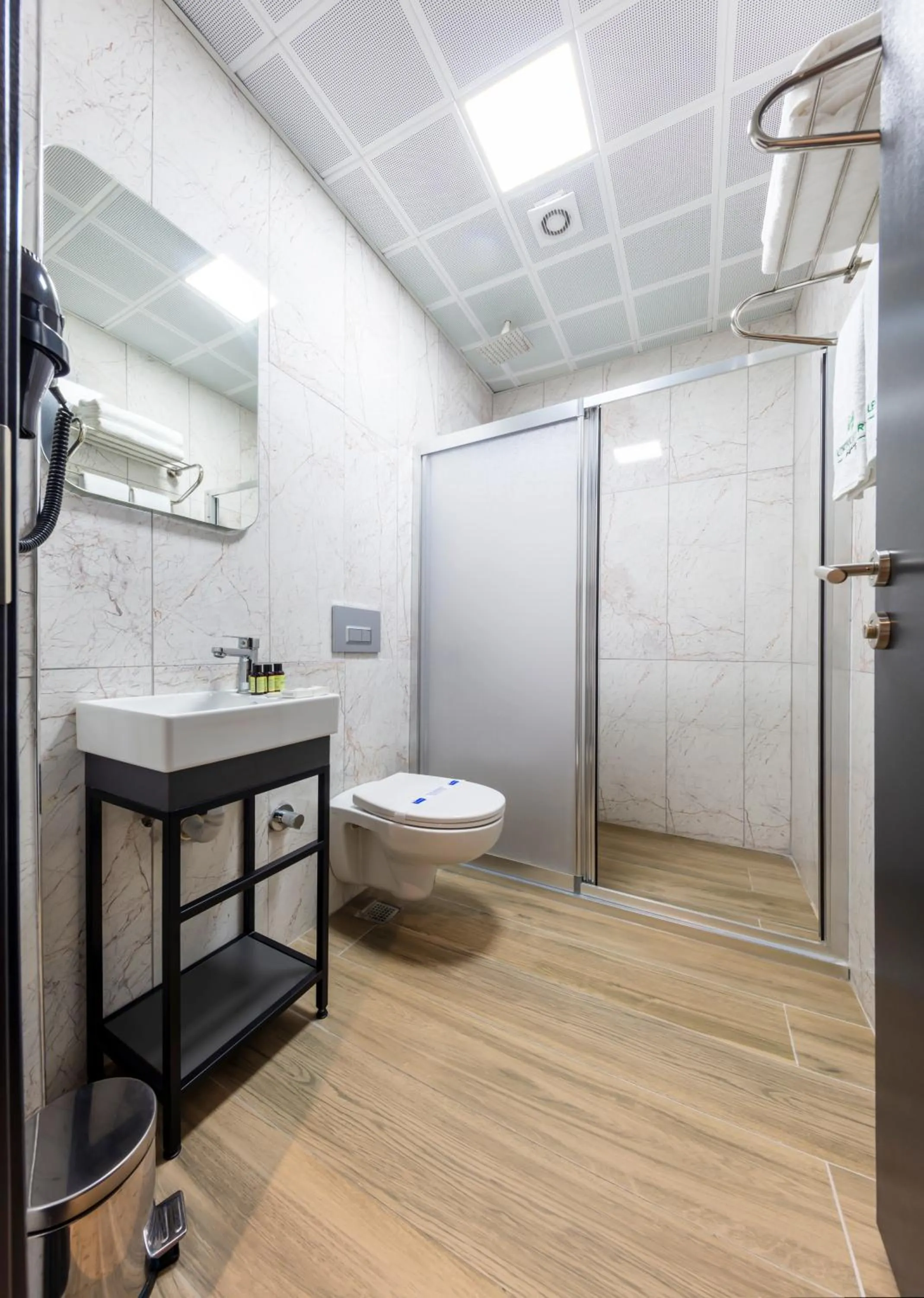 Bathroom in Lenora Airport Hotel