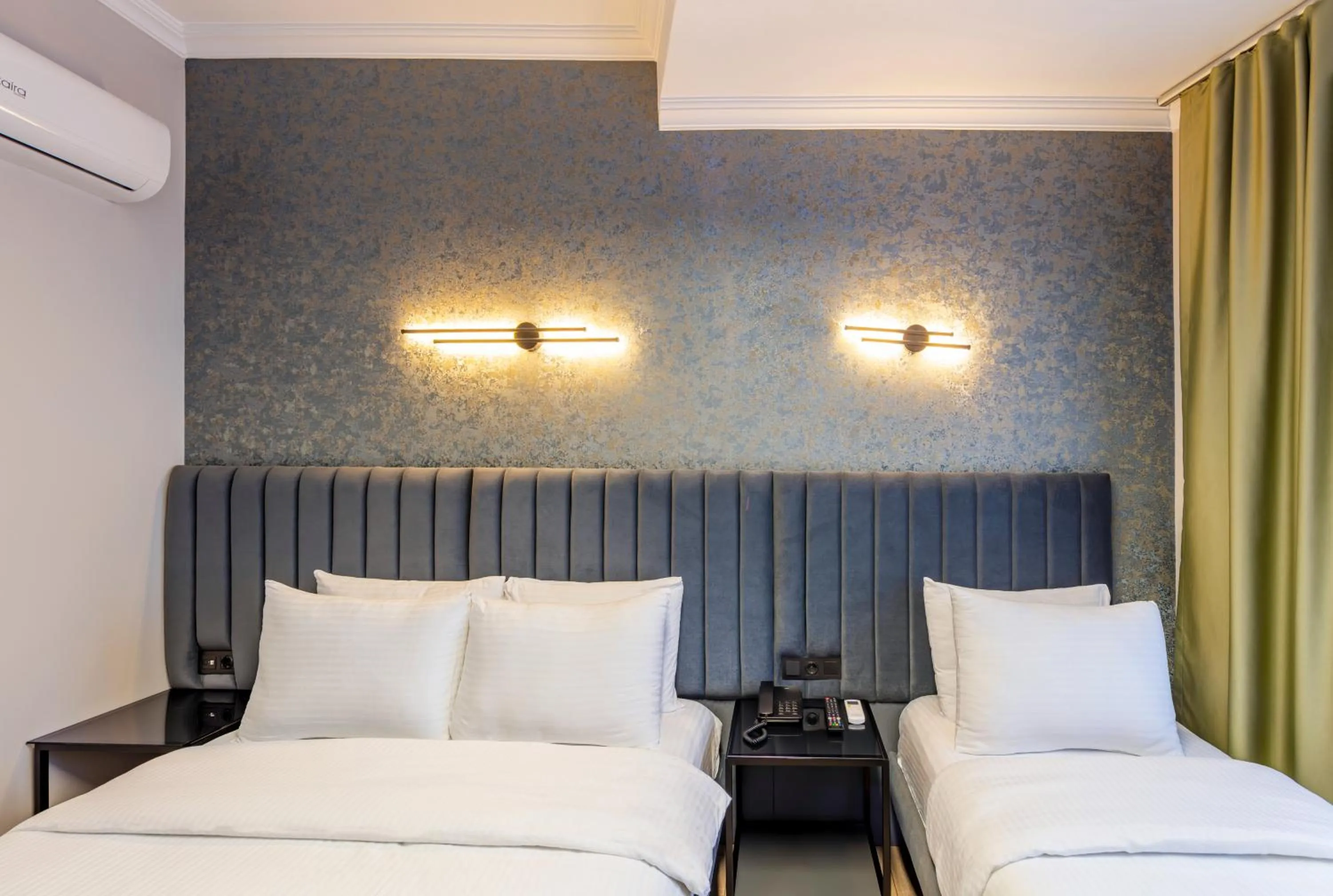 Bed in Lenora Airport Hotel