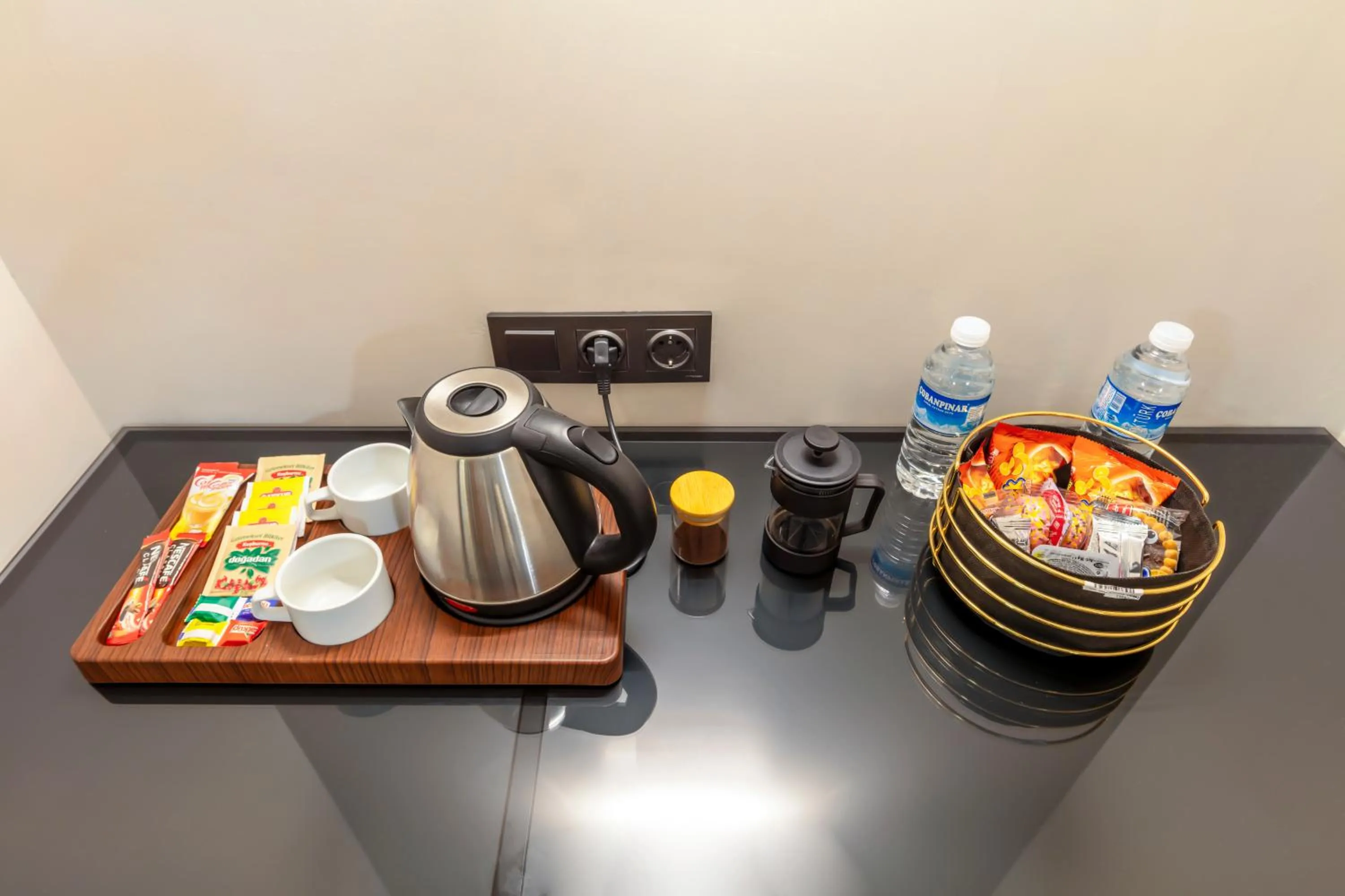 Coffee/tea facilities in Lenora Airport Hotel