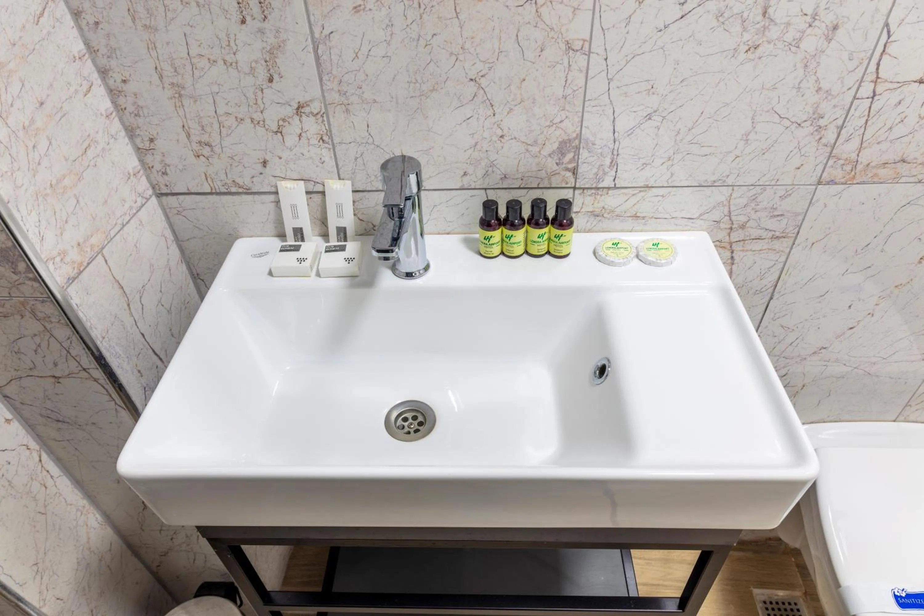 Bathroom in Lenora Airport Hotel