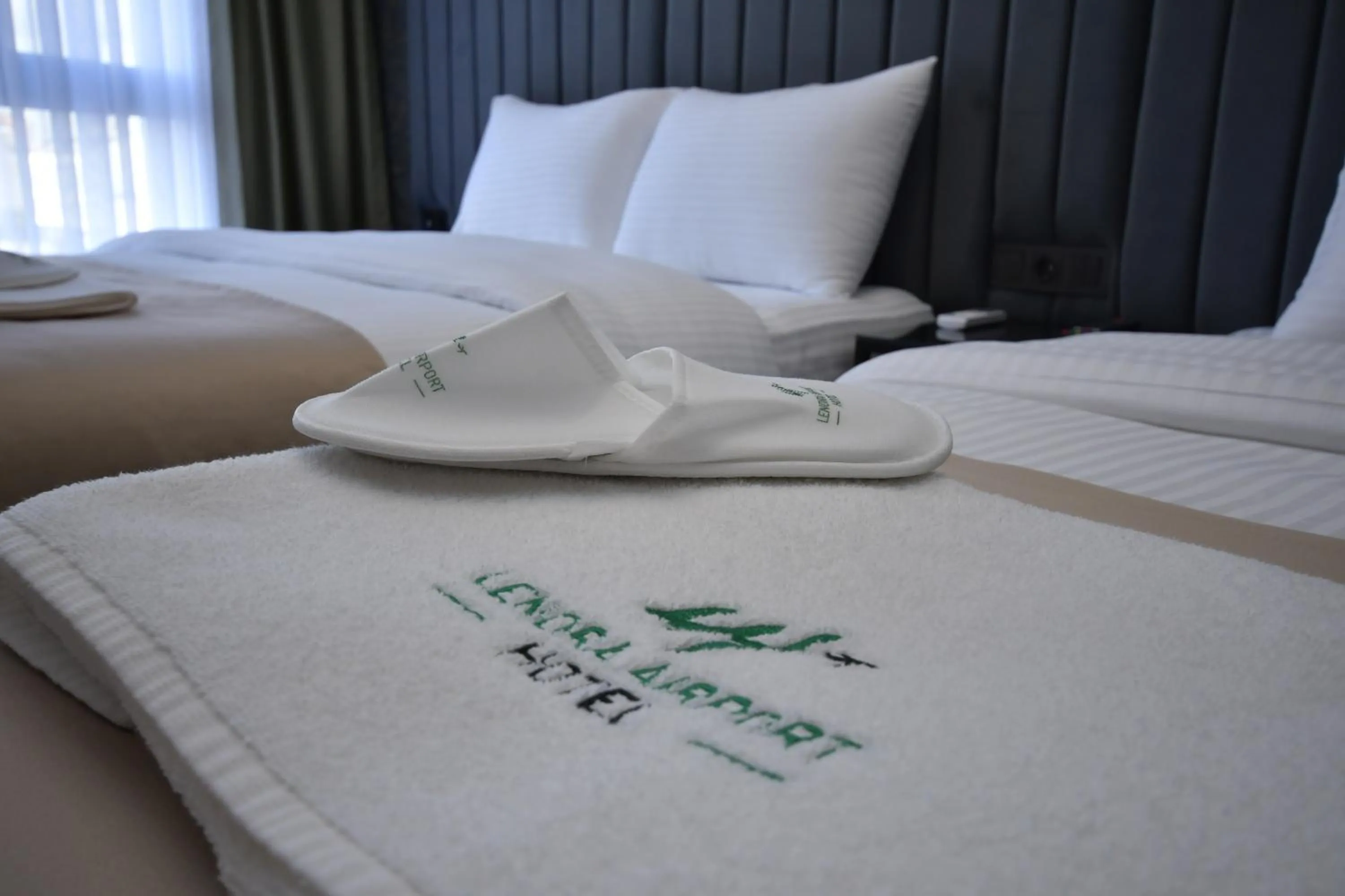towels, Bed in Lenora Airport Hotel