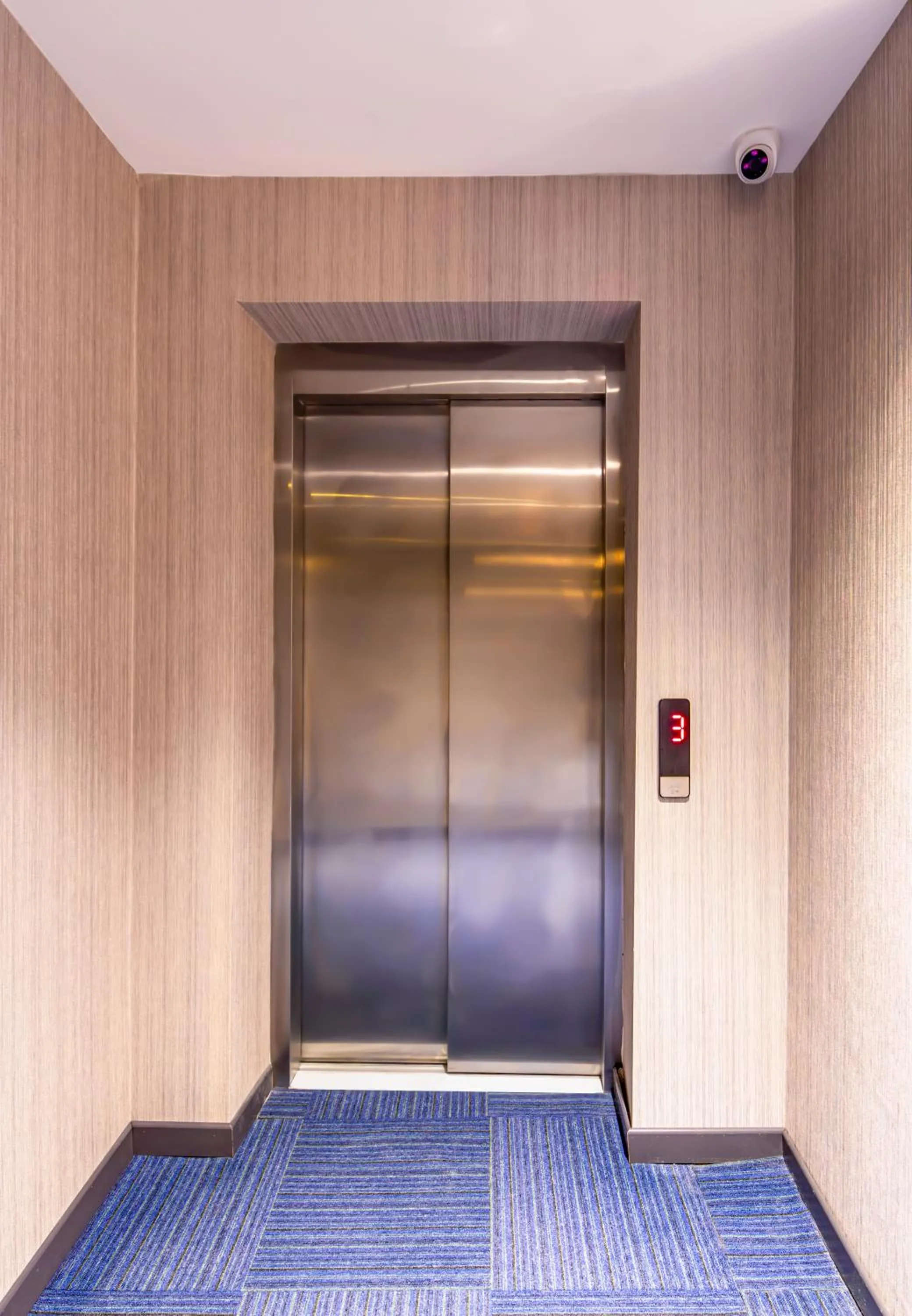 elevator in Lenora Airport Hotel
