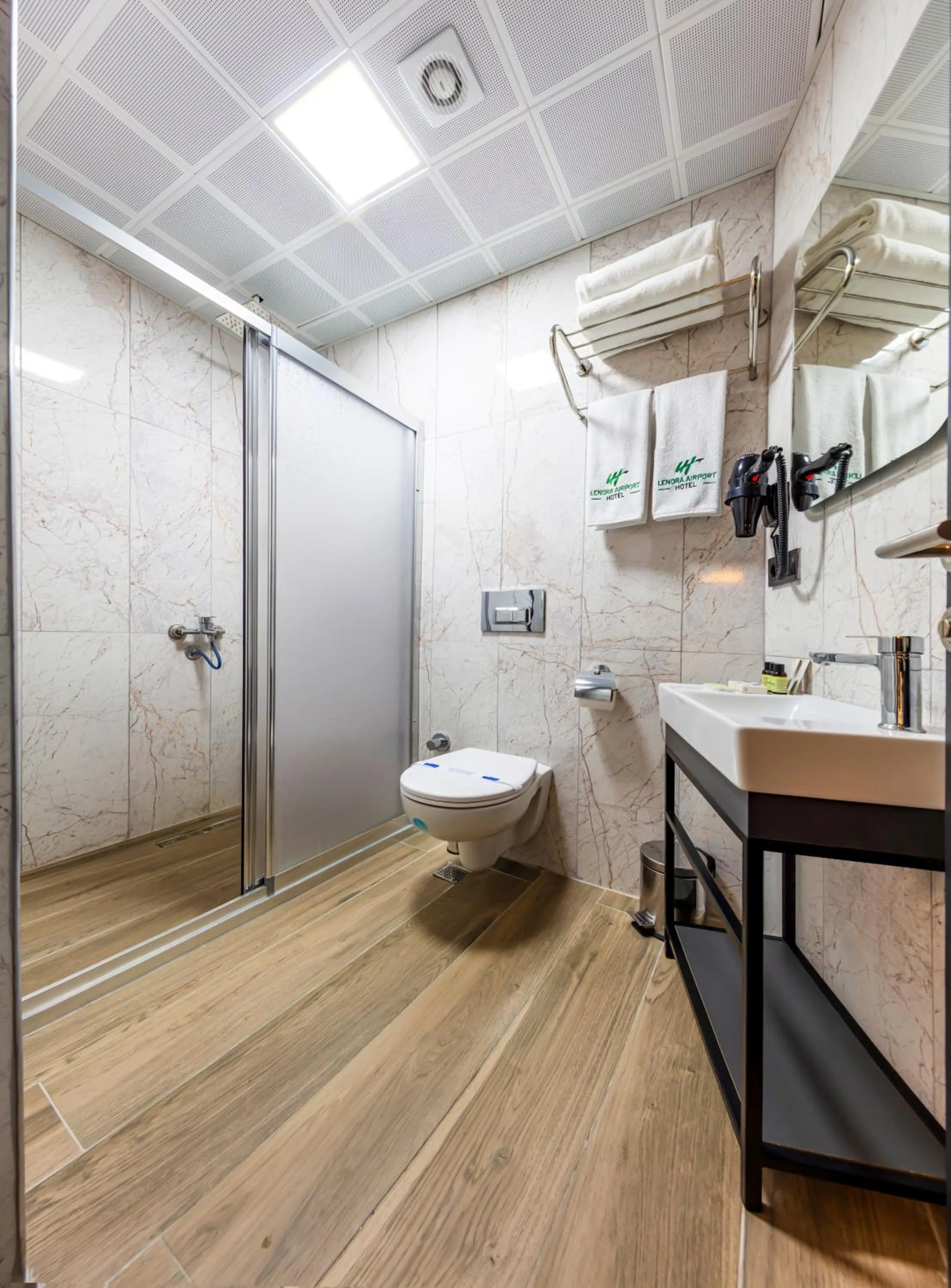 Bathroom in Lenora Airport Hotel