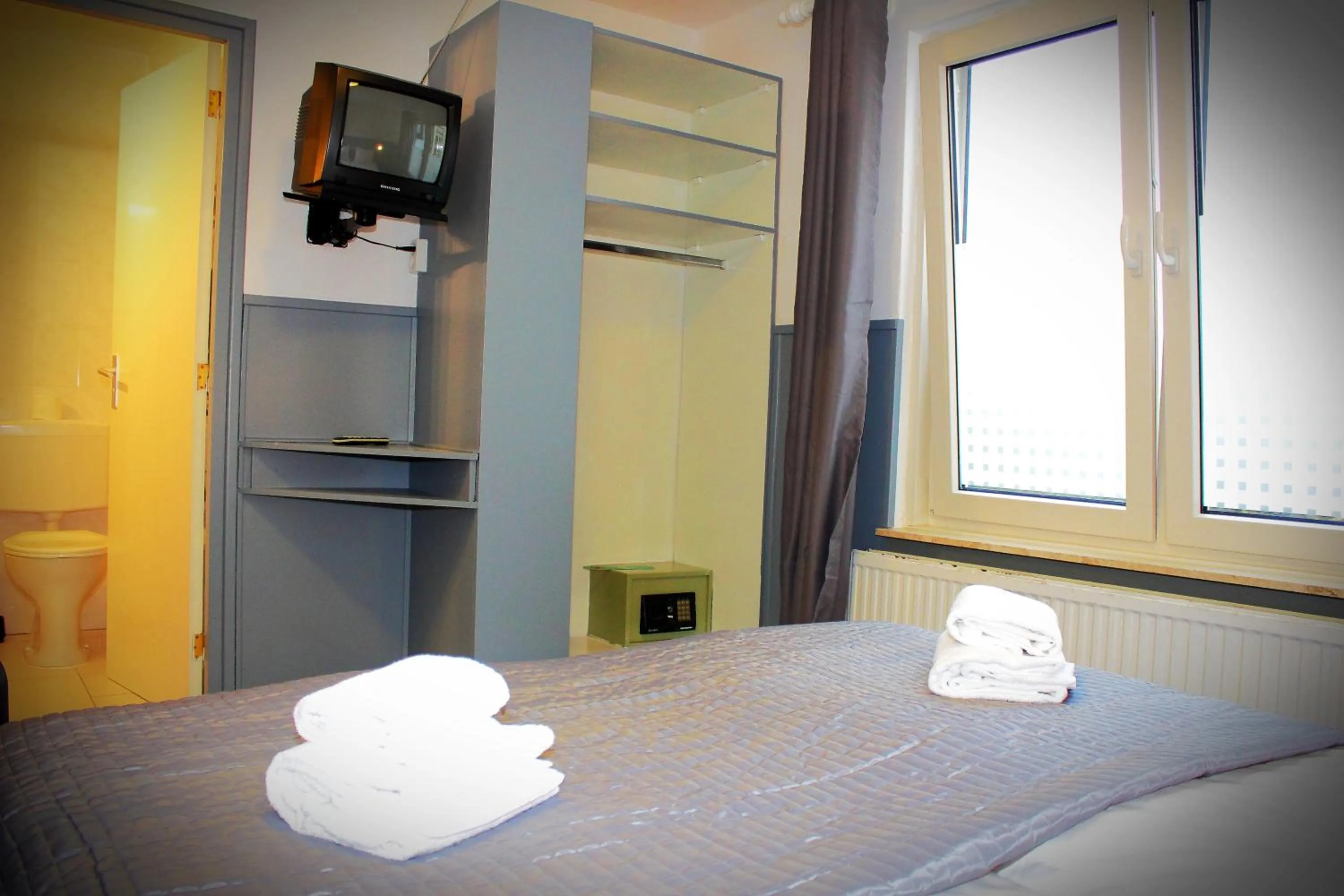 Bedroom, Bed in Hotel Dupuis