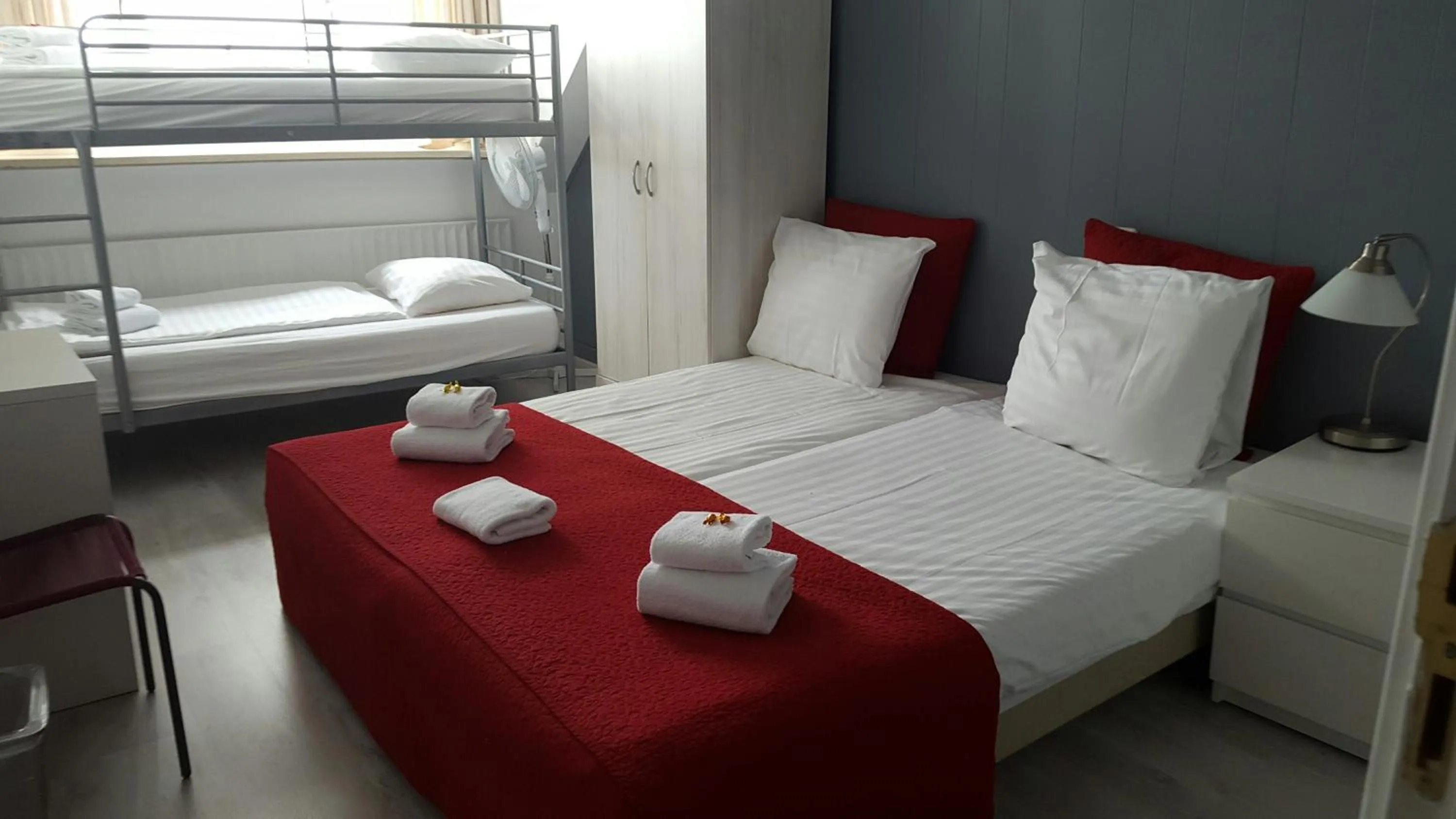 Day, Bed in Hotel Dupuis