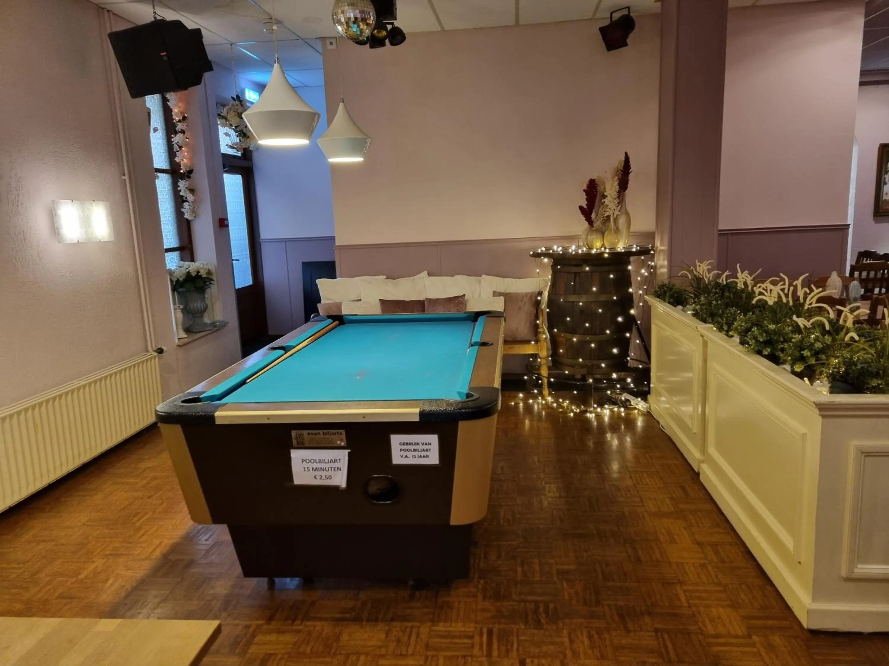 Billiard in Hotel Dupuis