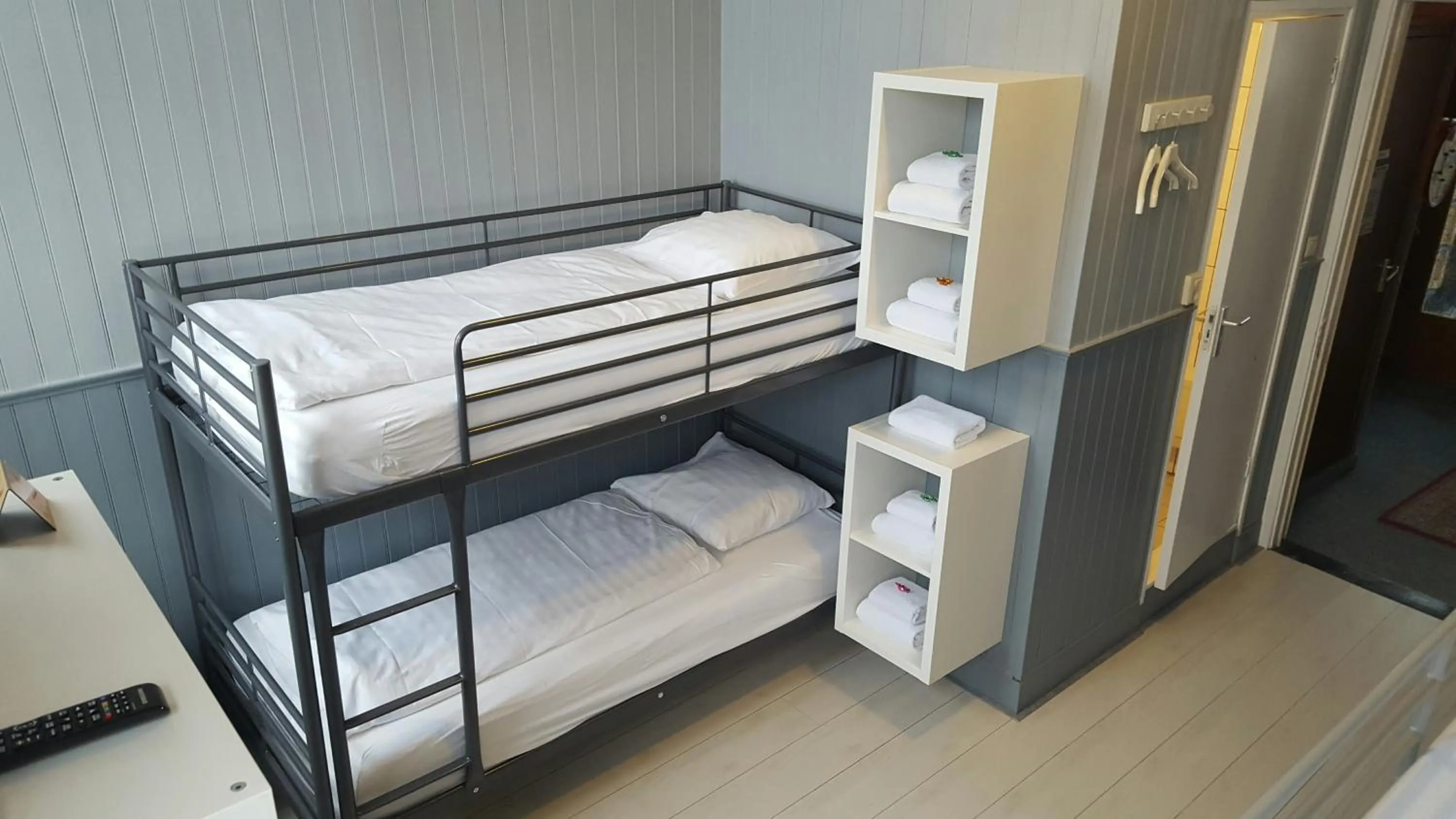 Property building, Bed in Hotel Dupuis