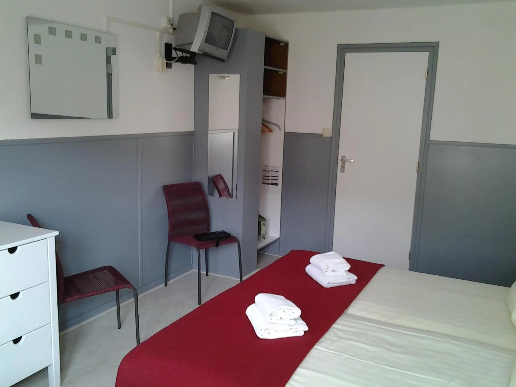 Photo of the whole room, Bed in Hotel Dupuis