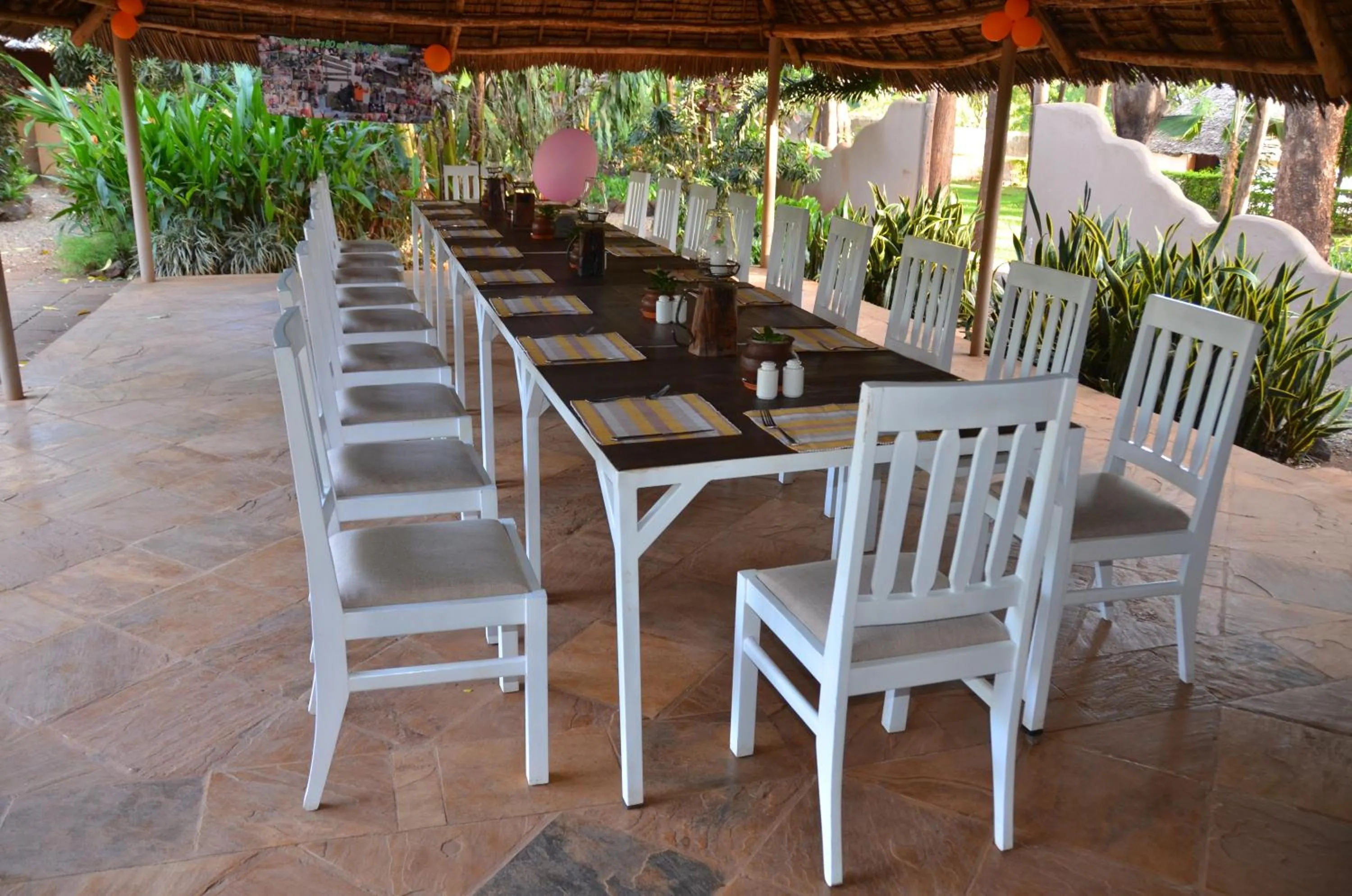 Restaurant/places to eat in Honey Badger Lodge