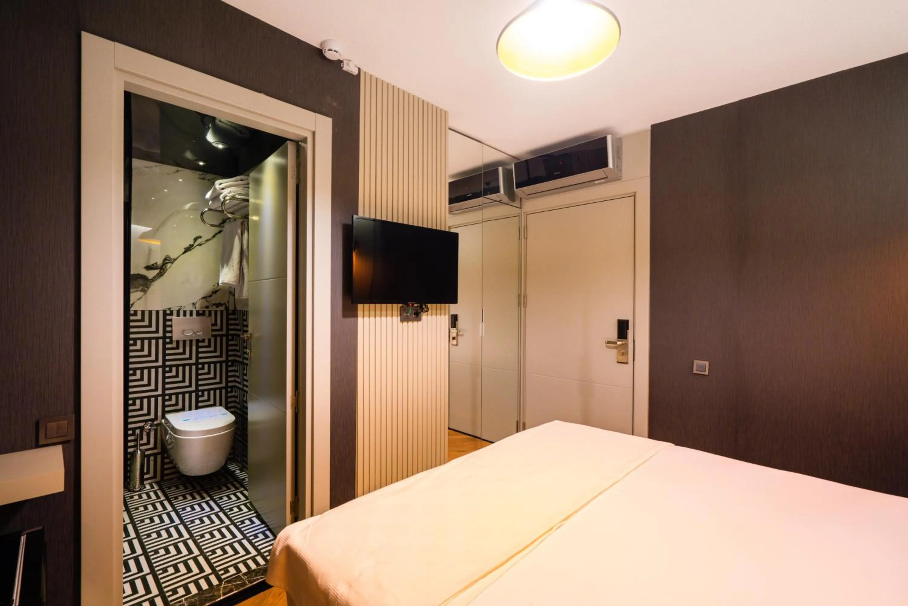 Shower, Bed in Basel Hotel