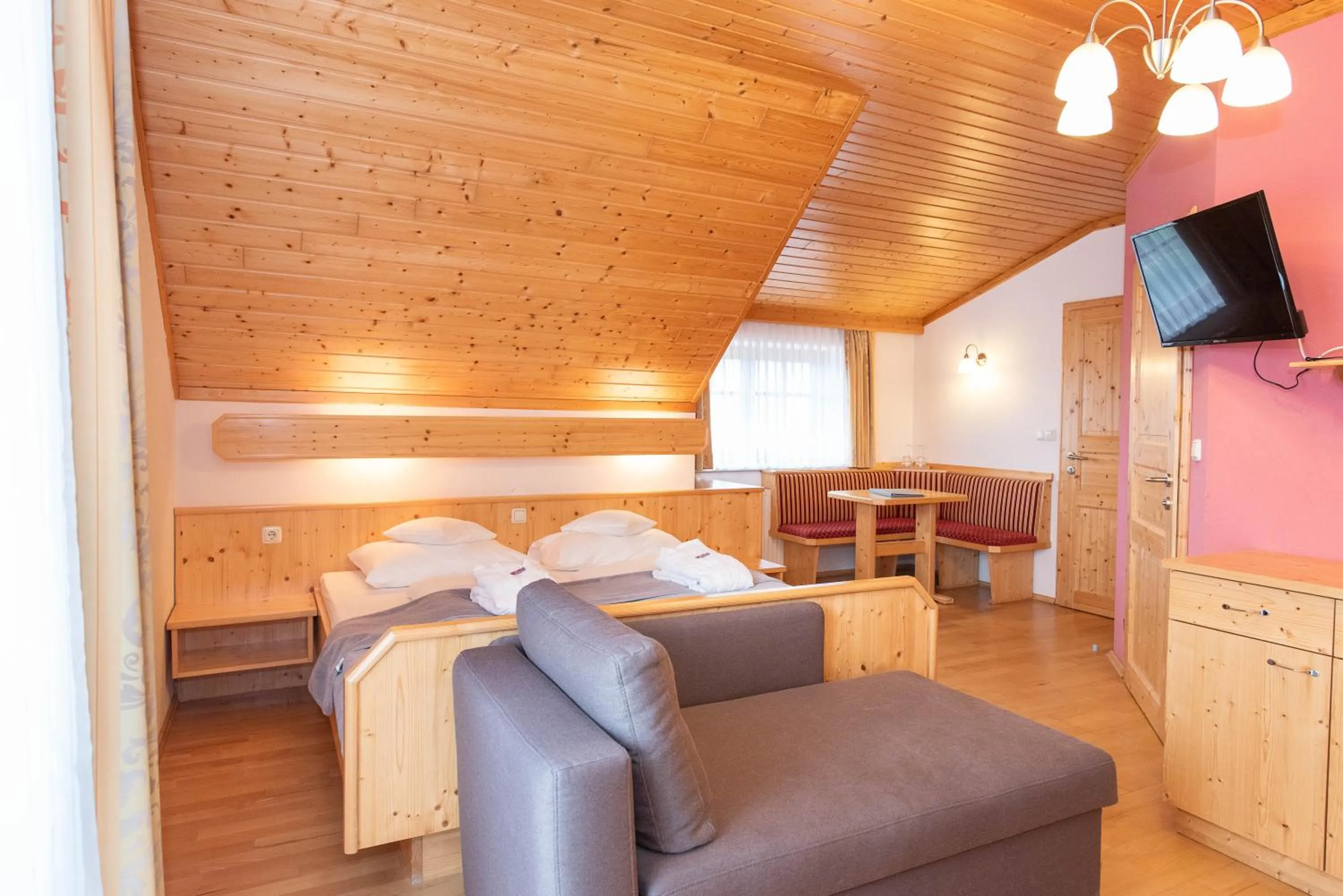 Photo of the whole room, Bed in Der Almblick