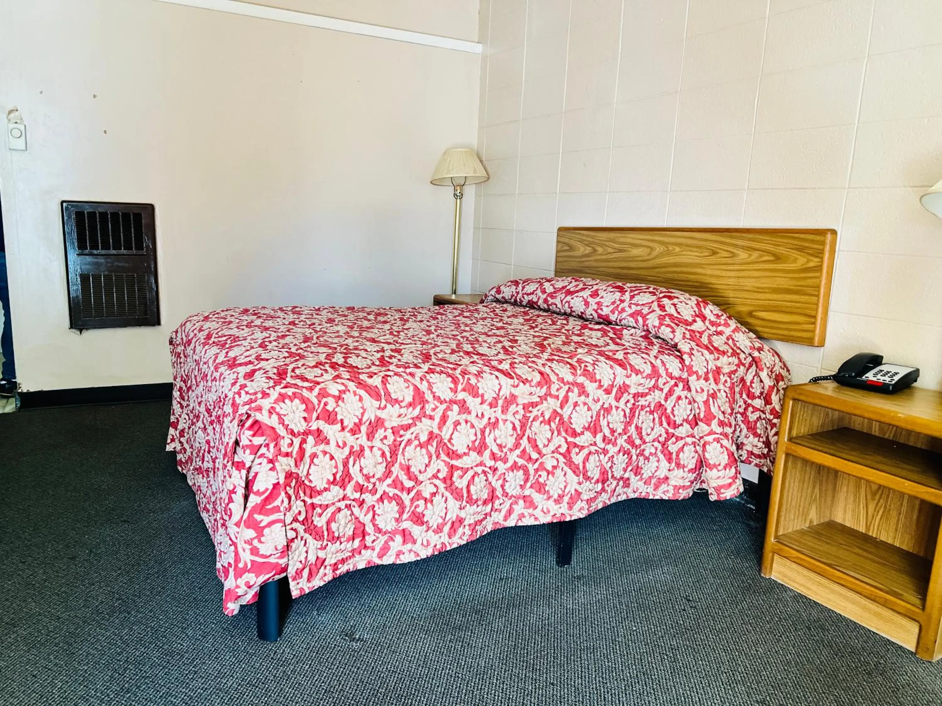 Bedroom, Bed in Clayton House Motel