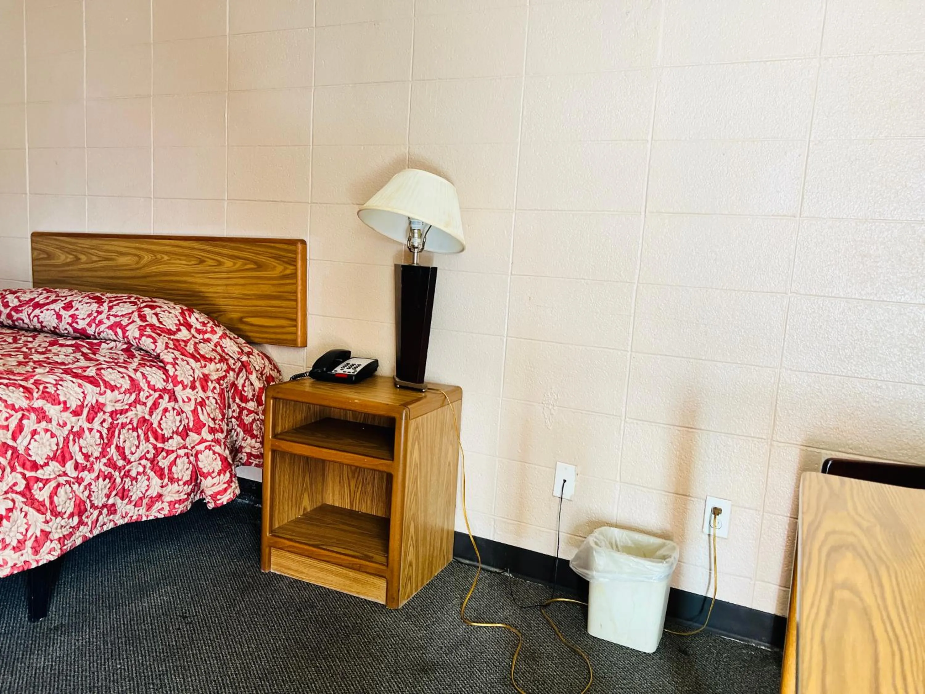 Bedroom, Bed in Clayton House Motel
