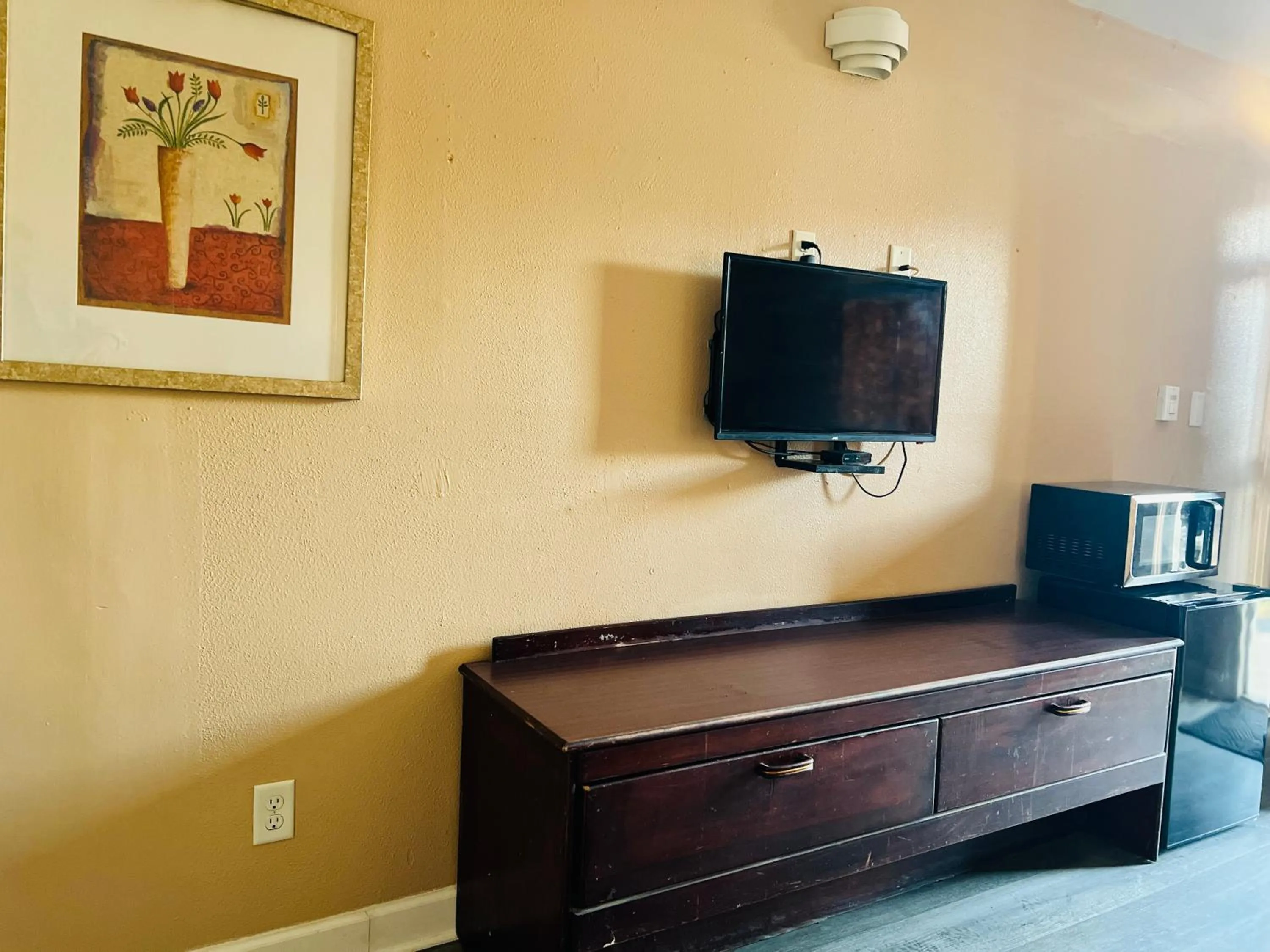 Bedroom in Clayton House Motel