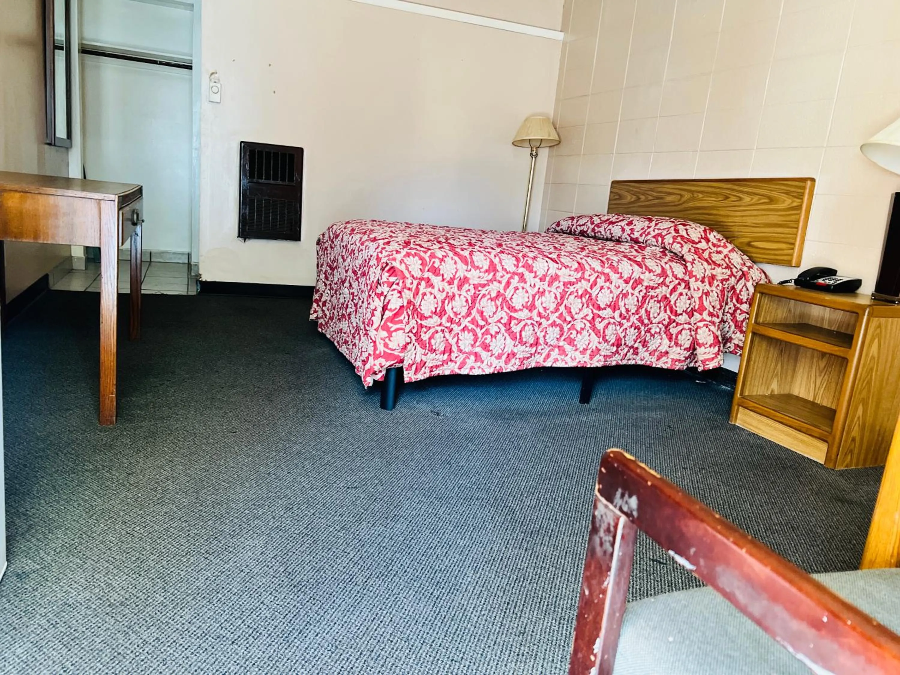 Bedroom, Bed in Clayton House Motel