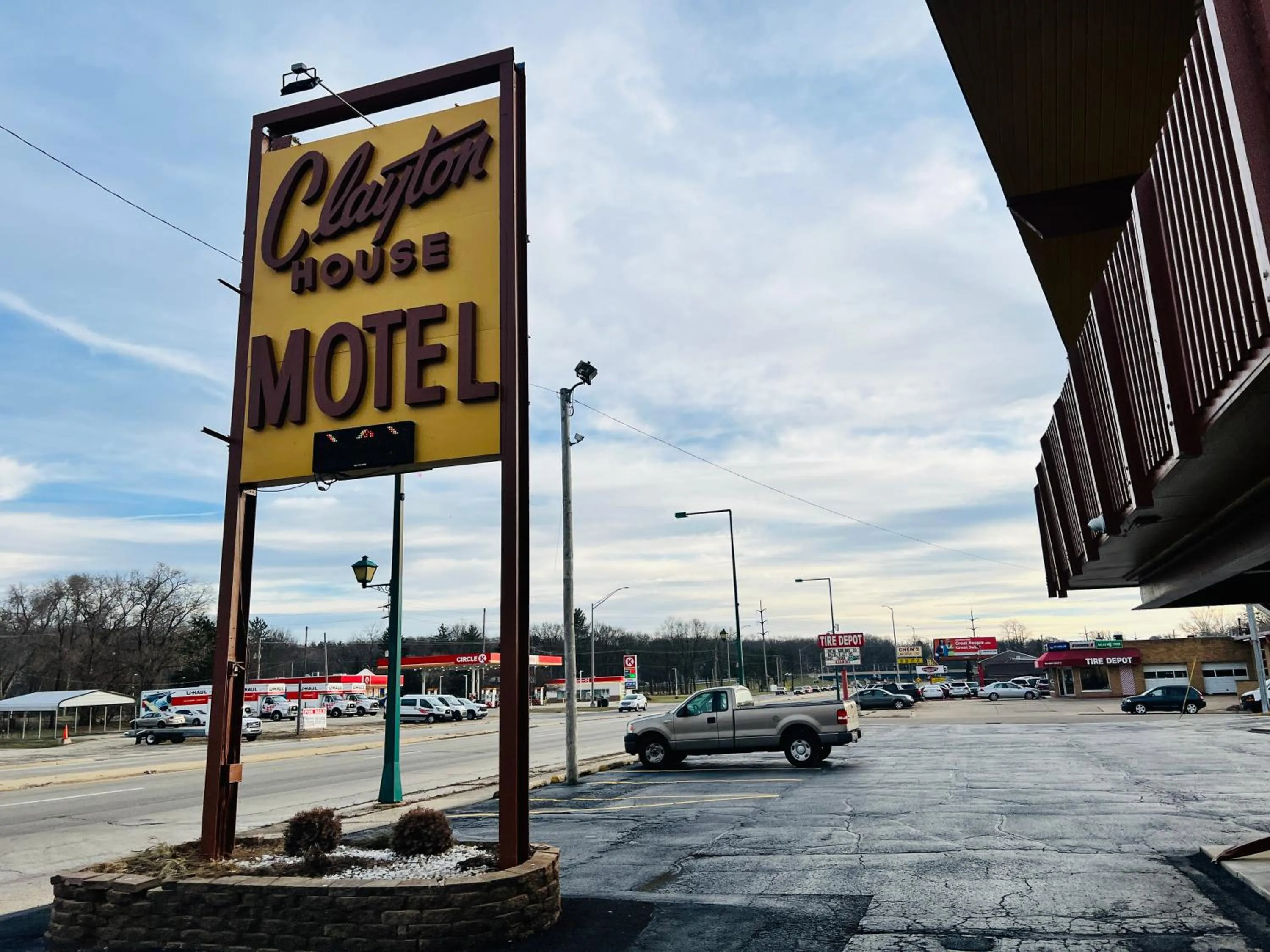 Facade/entrance in Clayton House Motel