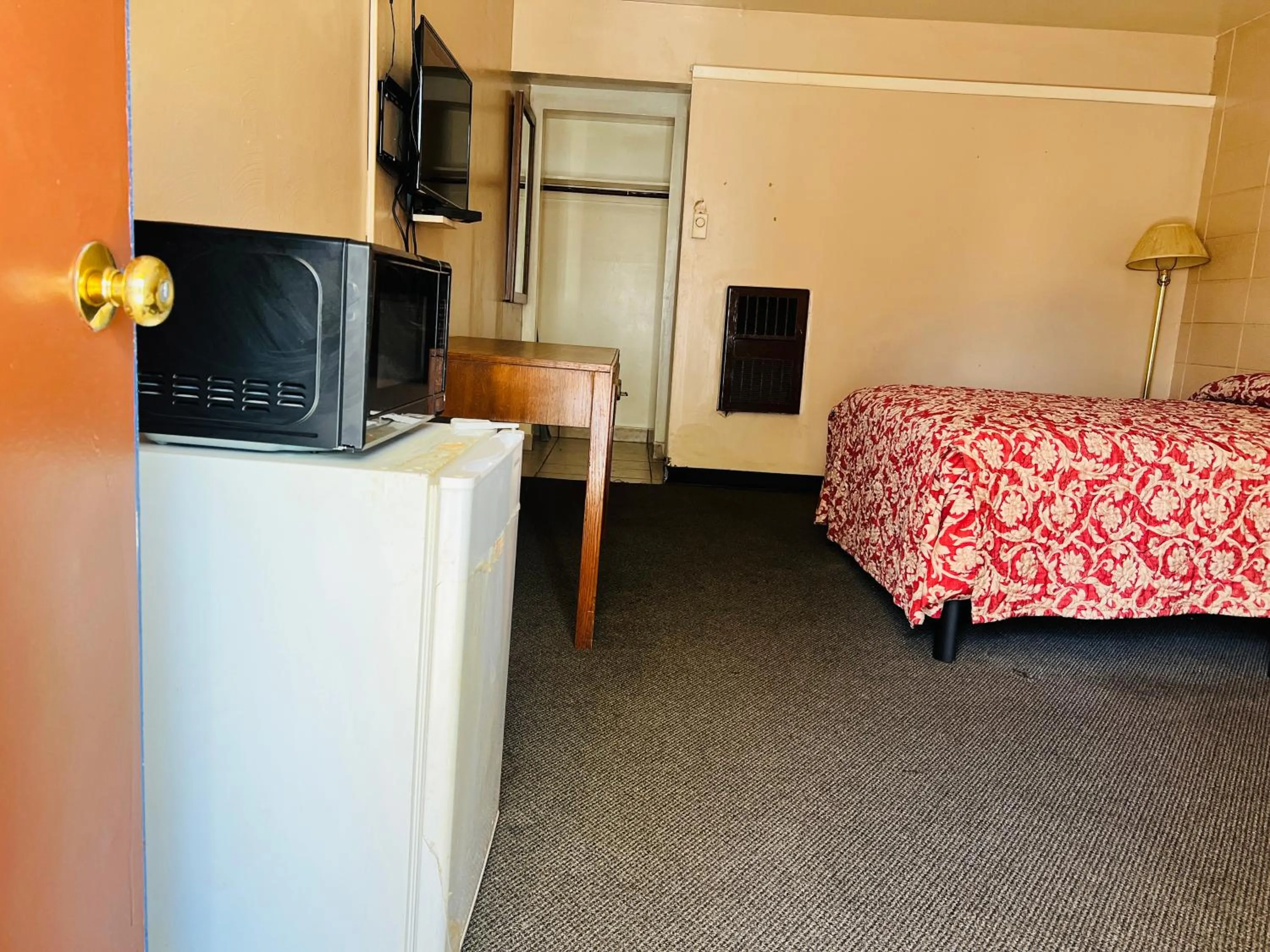 Bedroom, Bed in Clayton House Motel