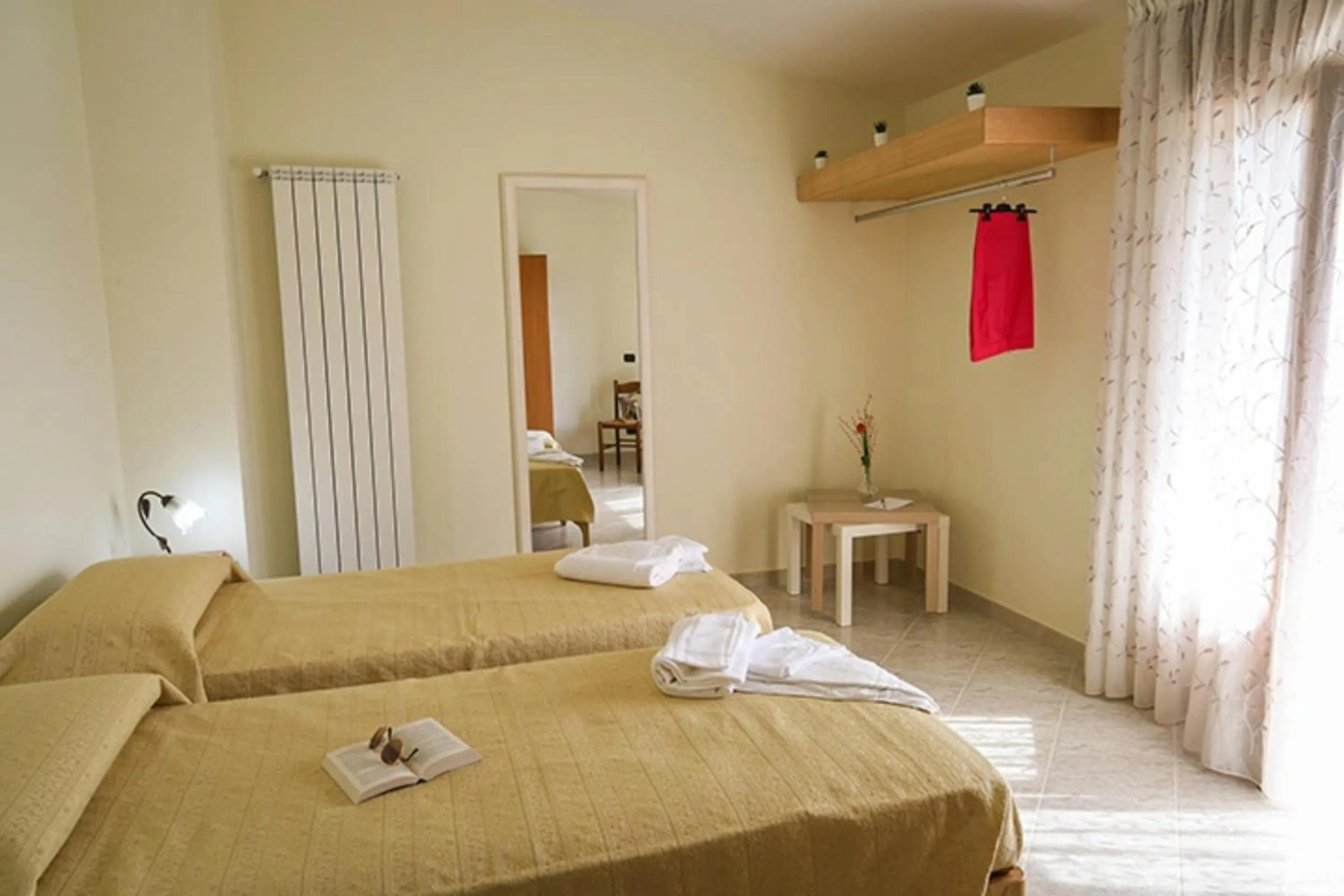 Photo of the whole room, Bed in Mamaral