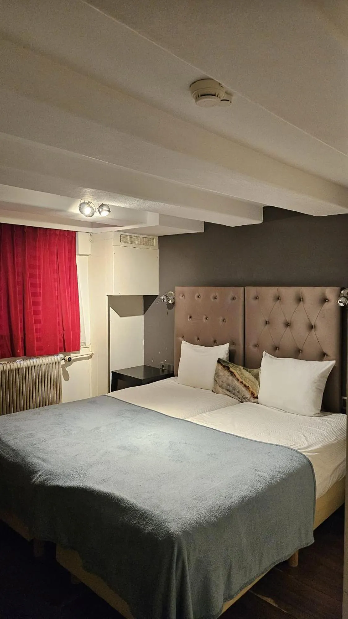 Bedroom, Bed in Quentin Golden Bear Hotel