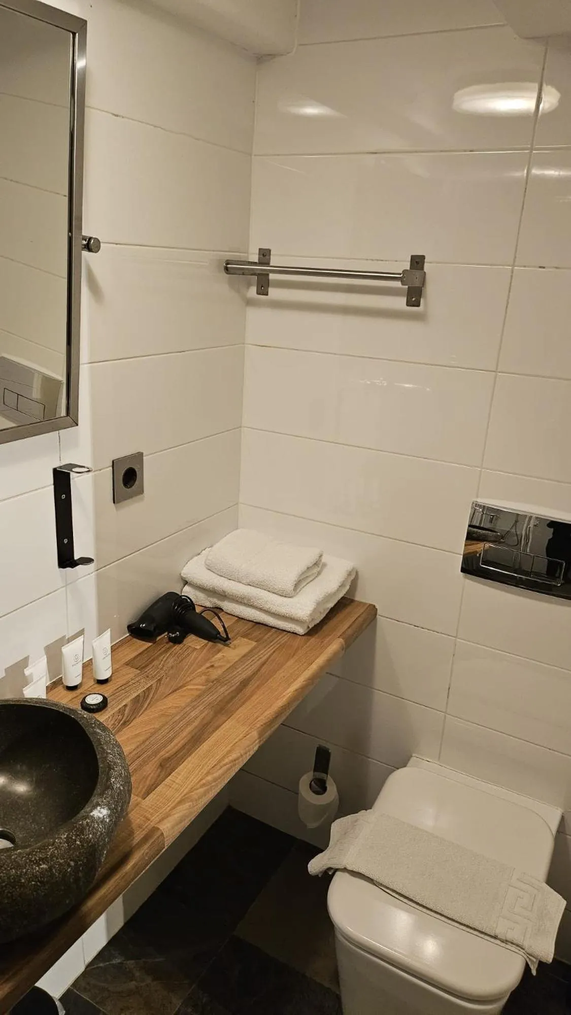 Bathroom in Quentin Golden Bear Hotel