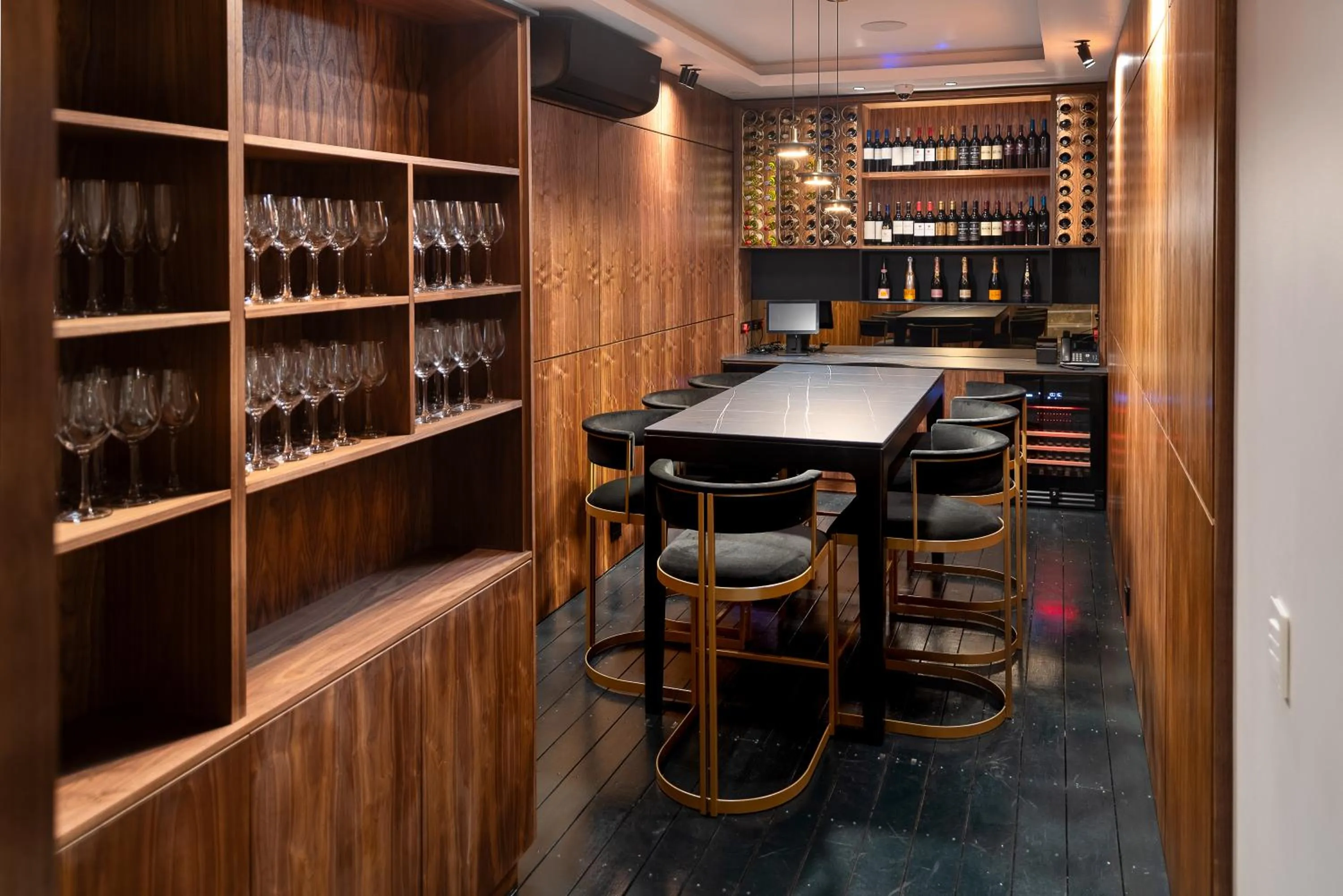 Restaurant/places to eat in Anfani Boutique Hotel