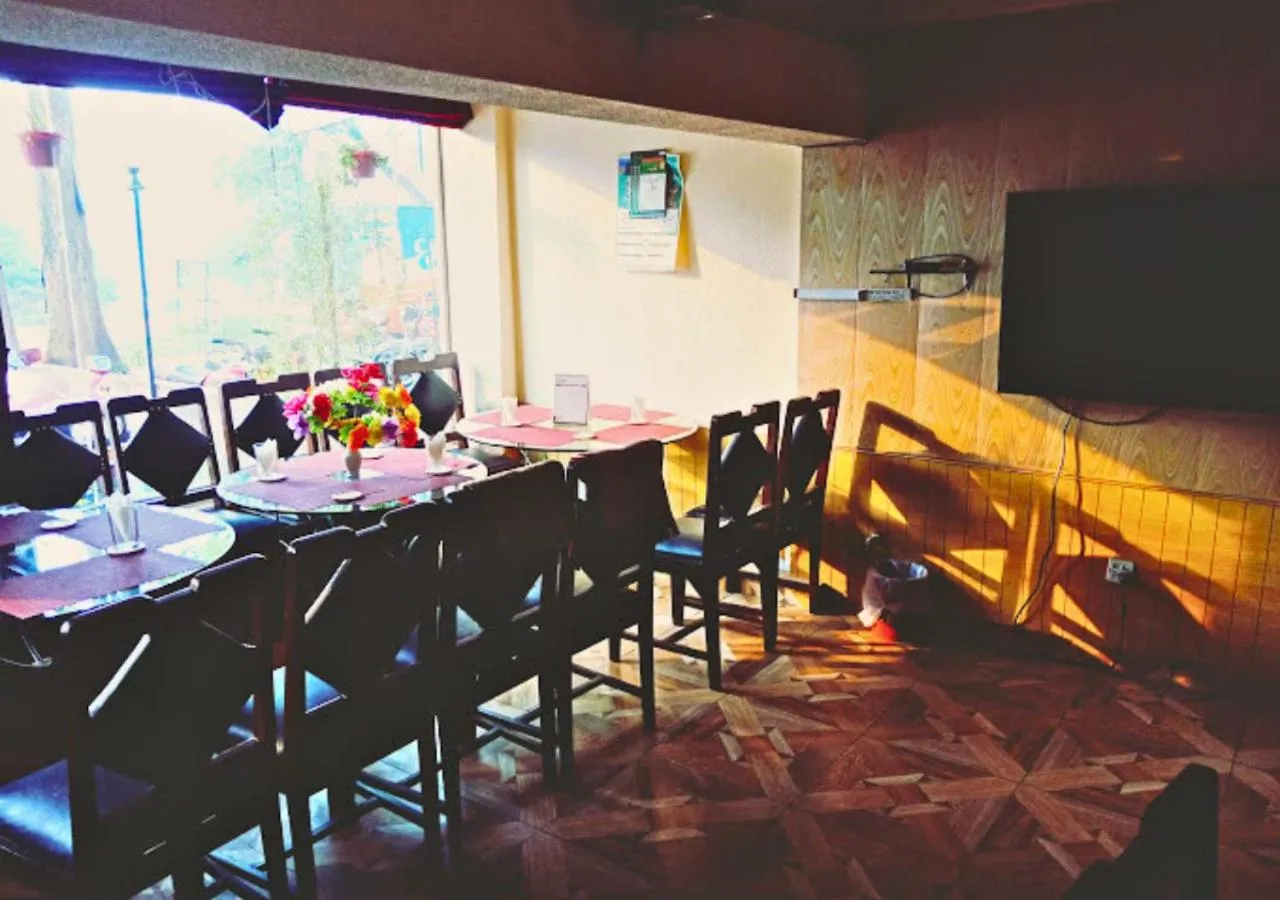 Dining area in New Islamabad Hotel