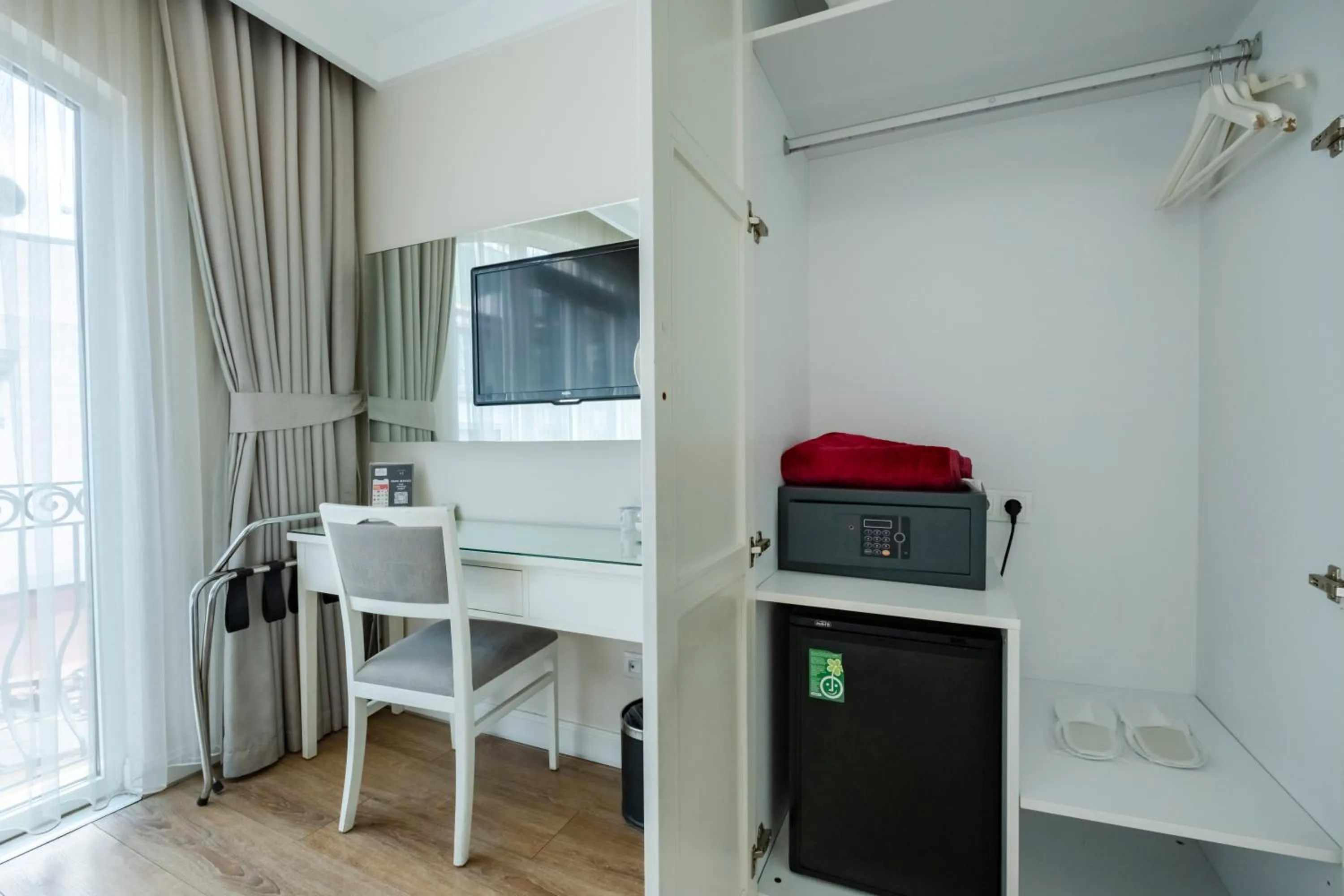 Photo of the whole room in Ten Rooms Istanbul Hotel