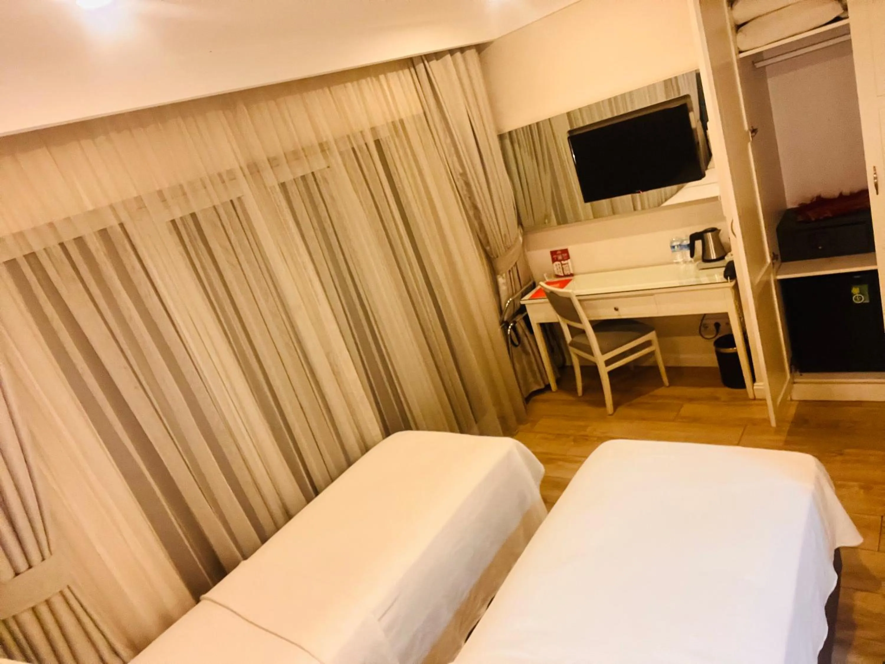 TV and multimedia, Bed in Ten Rooms Istanbul Hotel