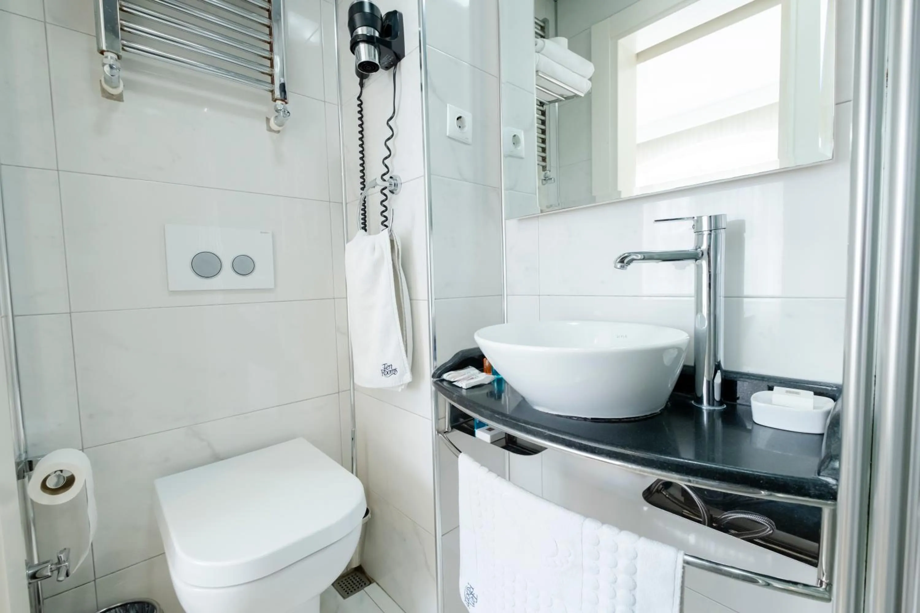 Toilet in Ten Rooms Istanbul Hotel