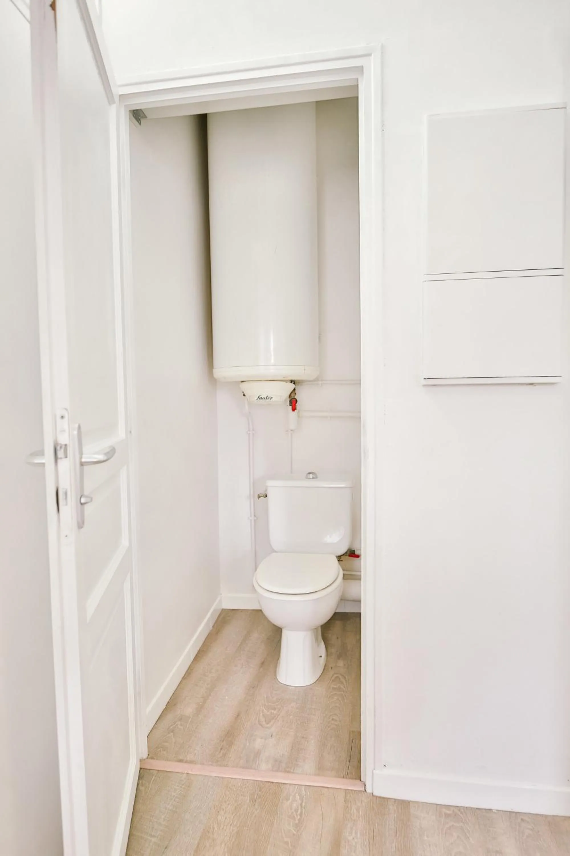 Toilet in Le Bel-Air AVALLON