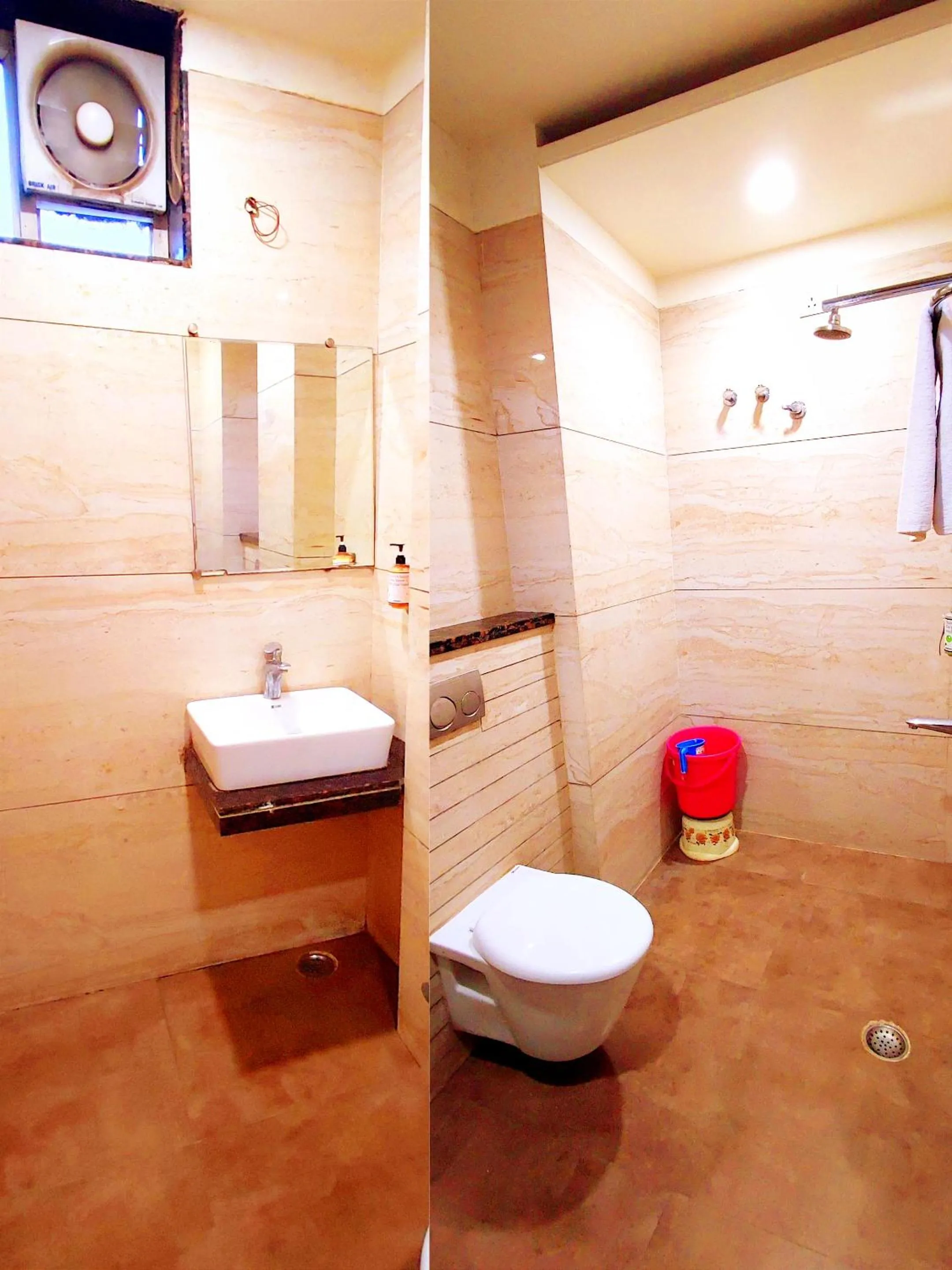 Shower in Hotel Raj Residency