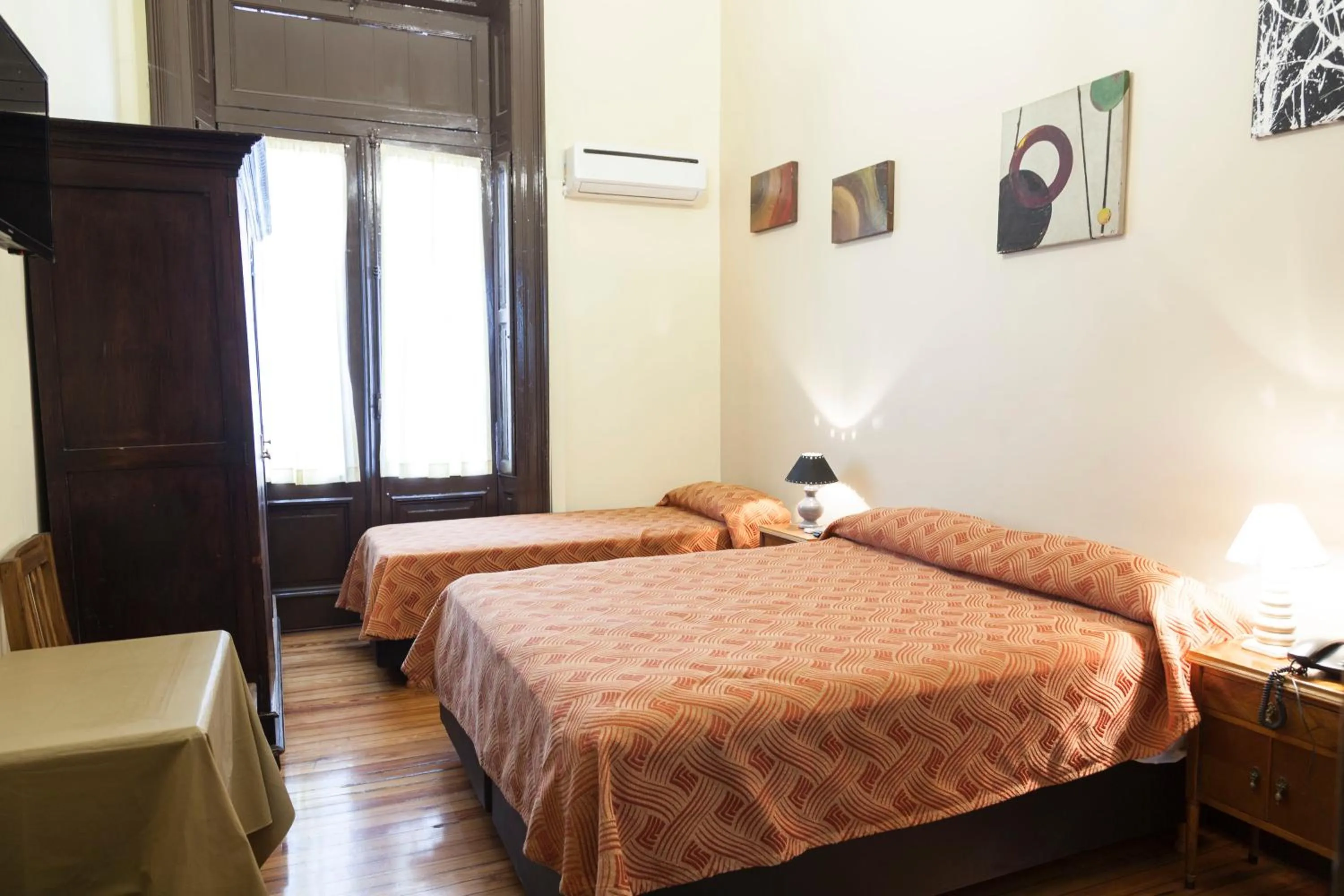 Bathroom, Bed in Hotel Reina