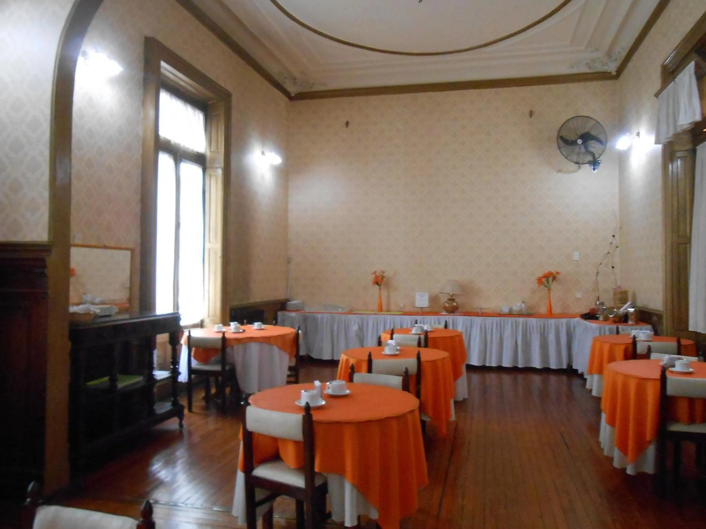 Restaurant/places to eat in Hotel Reina