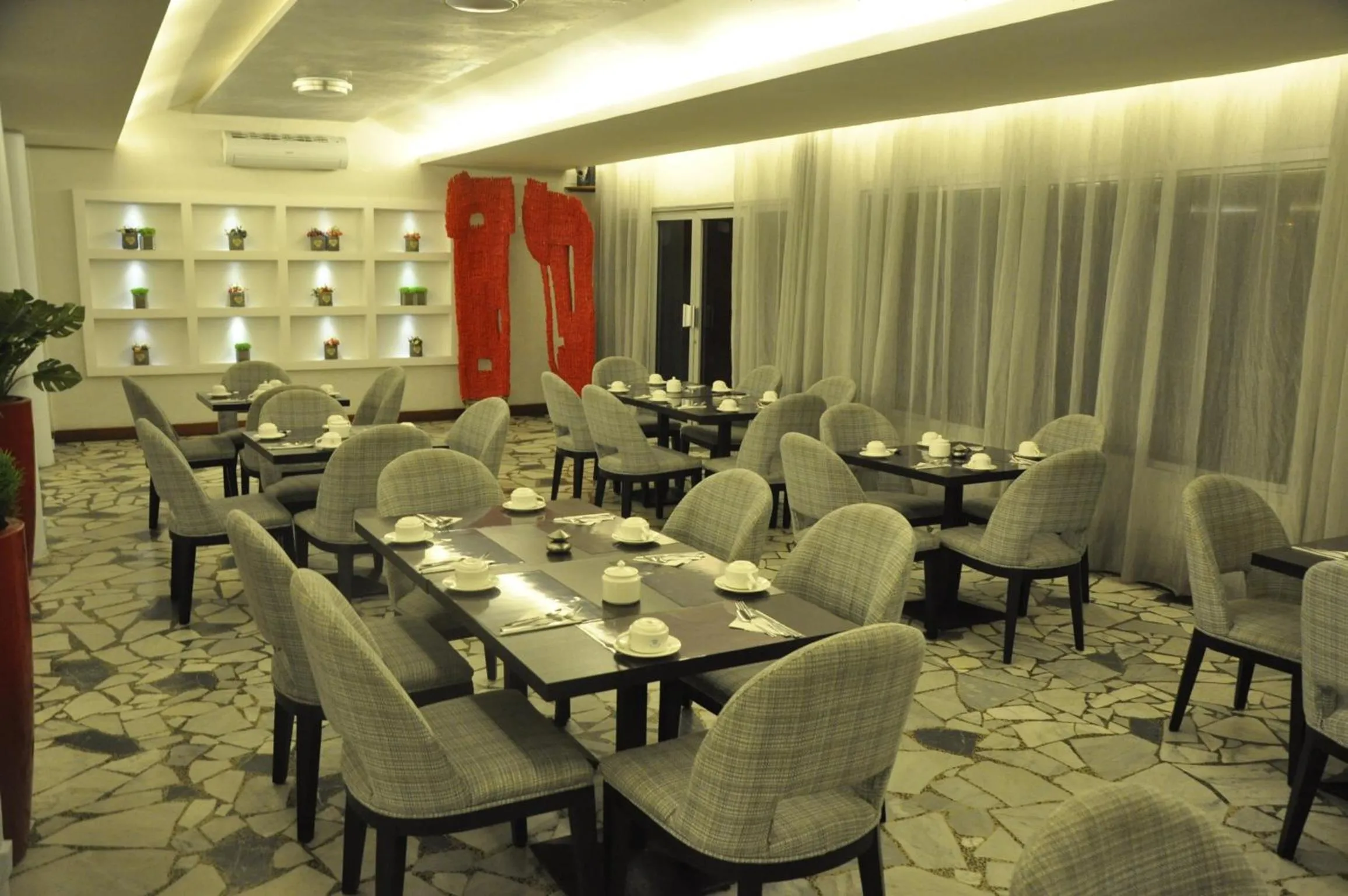 Restaurant/places to eat in Hotel Du Lac