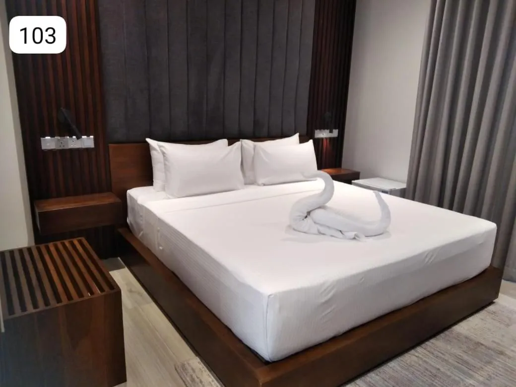 Bed in Thimbiri Wewa Resort Wilpattu