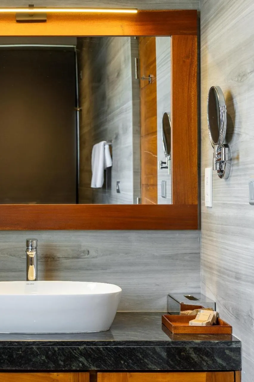 Shower in Thimbiri Wewa Resort Wilpattu