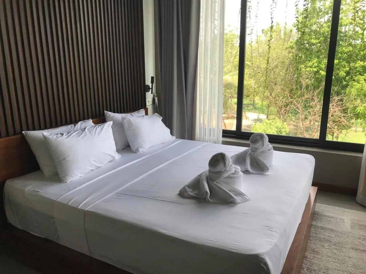 Bed in Thimbiri Wewa Resort Wilpattu