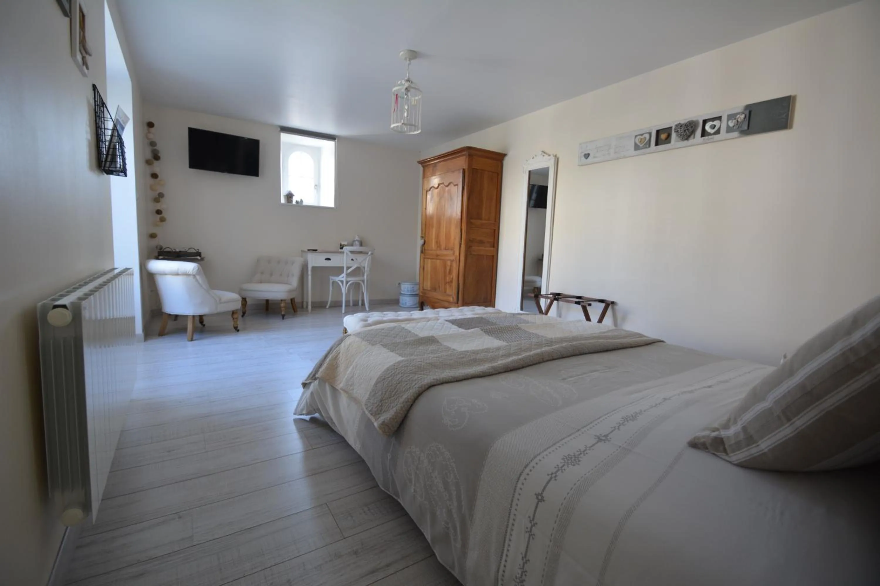 Living room, Bed in Aux 4 Cornes - Chambre d'hôtes