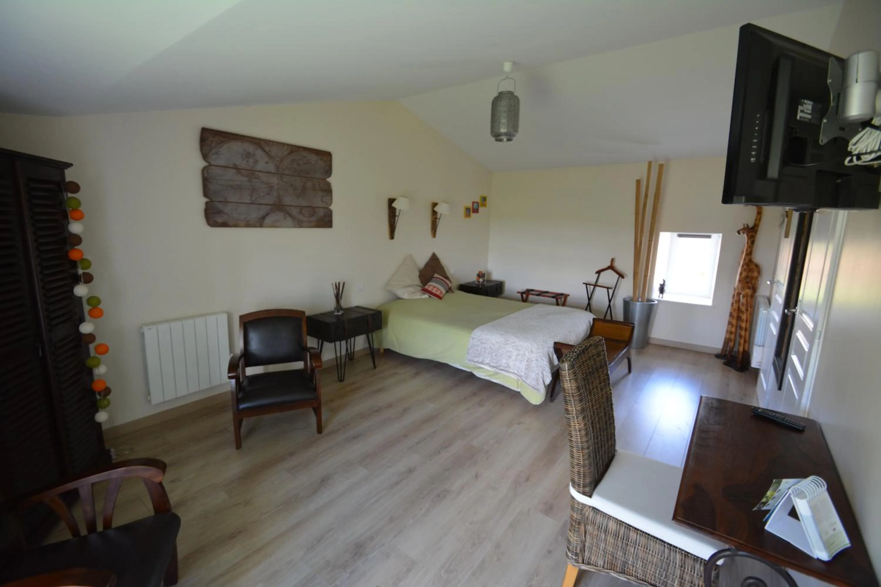 TV and multimedia, Bed in Aux 4 Cornes - Chambre d'hôtes