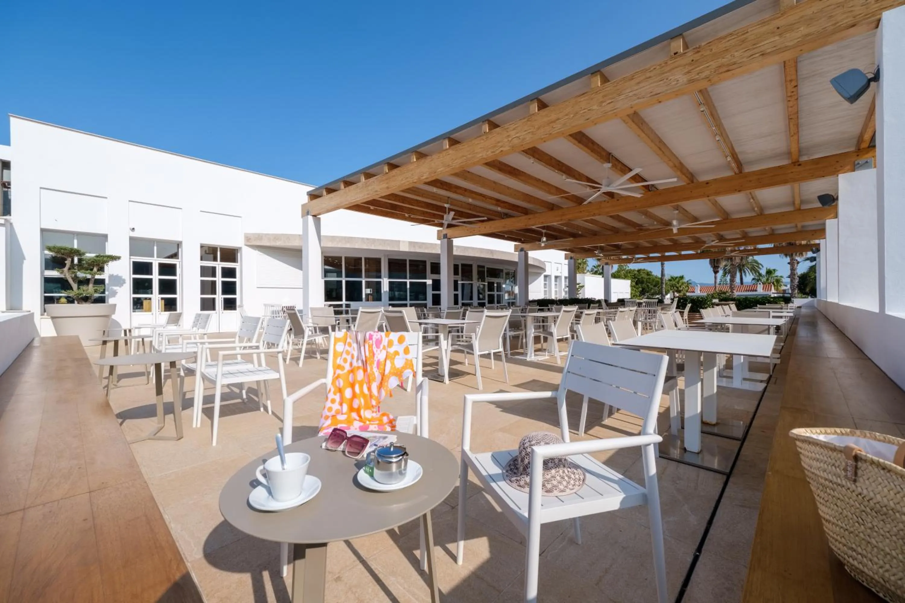 Restaurant/places to eat in Apartamentos Estival Park