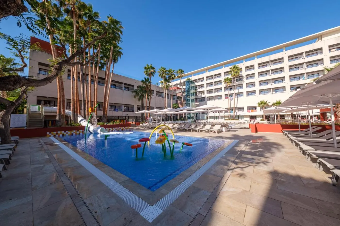 Swimming pool in Apartamentos Estival Park
