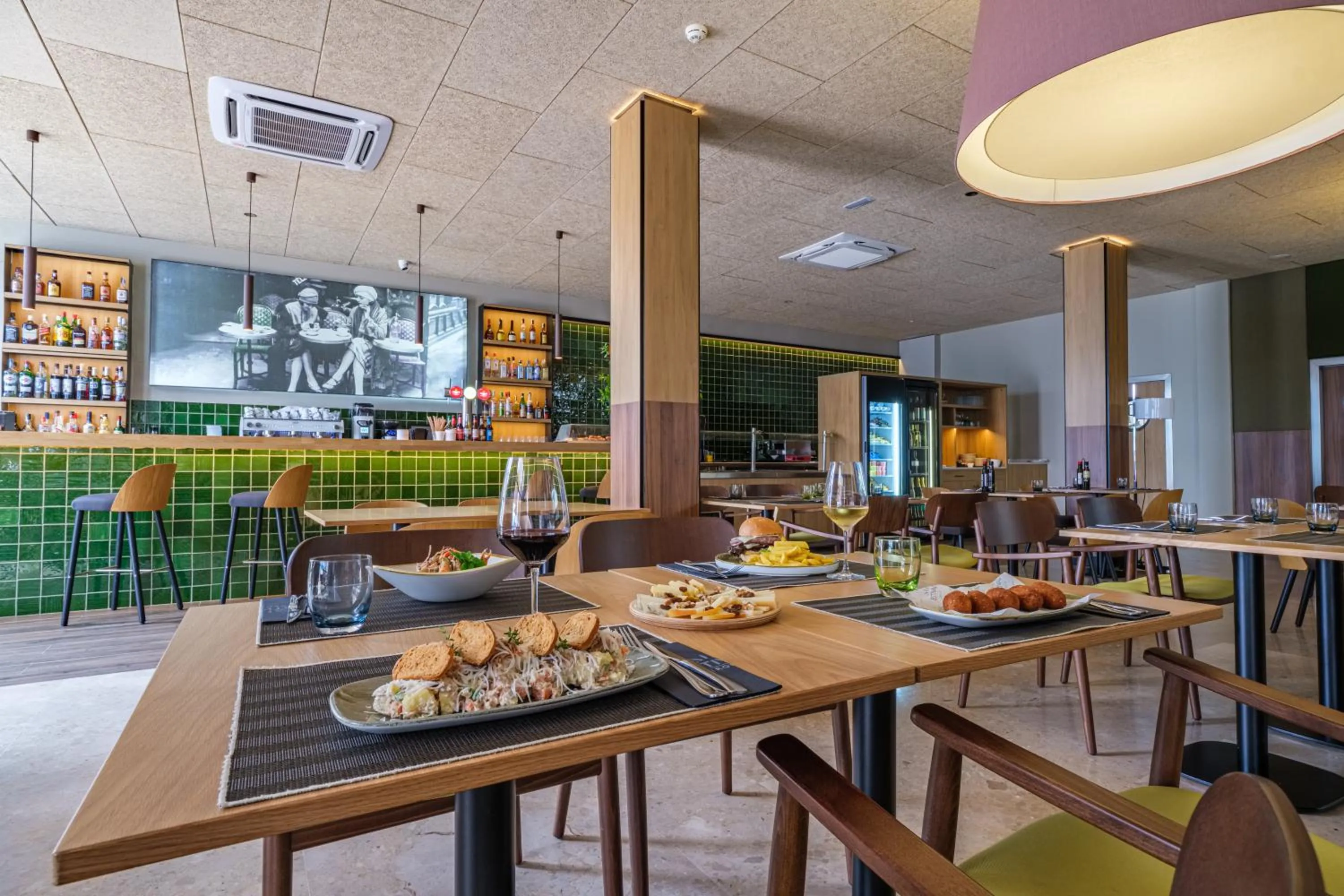 Restaurant/places to eat in Apartamentos Estival Park