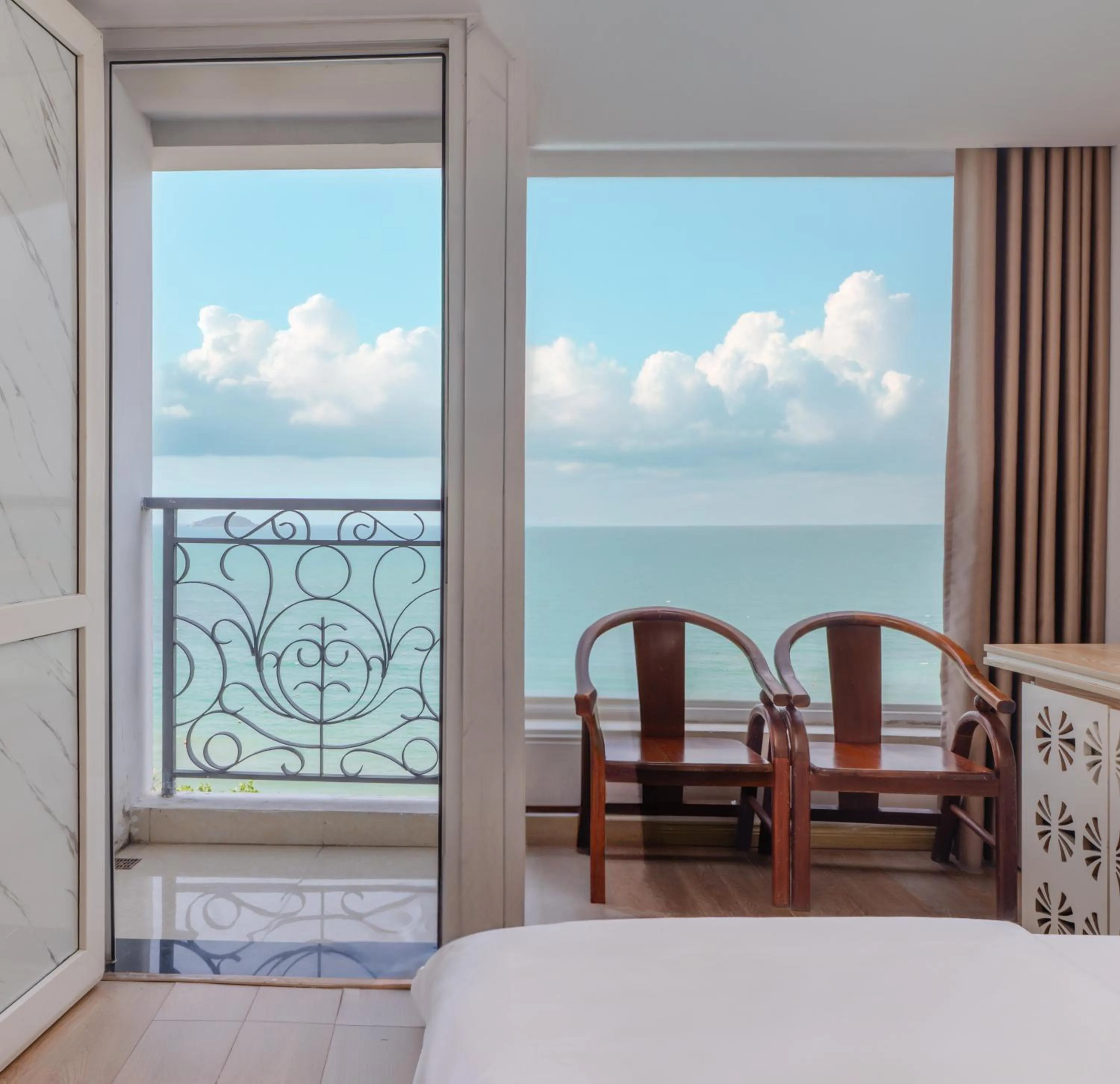 Sea view, Bed in Nang Vang Hotel Nha Trang