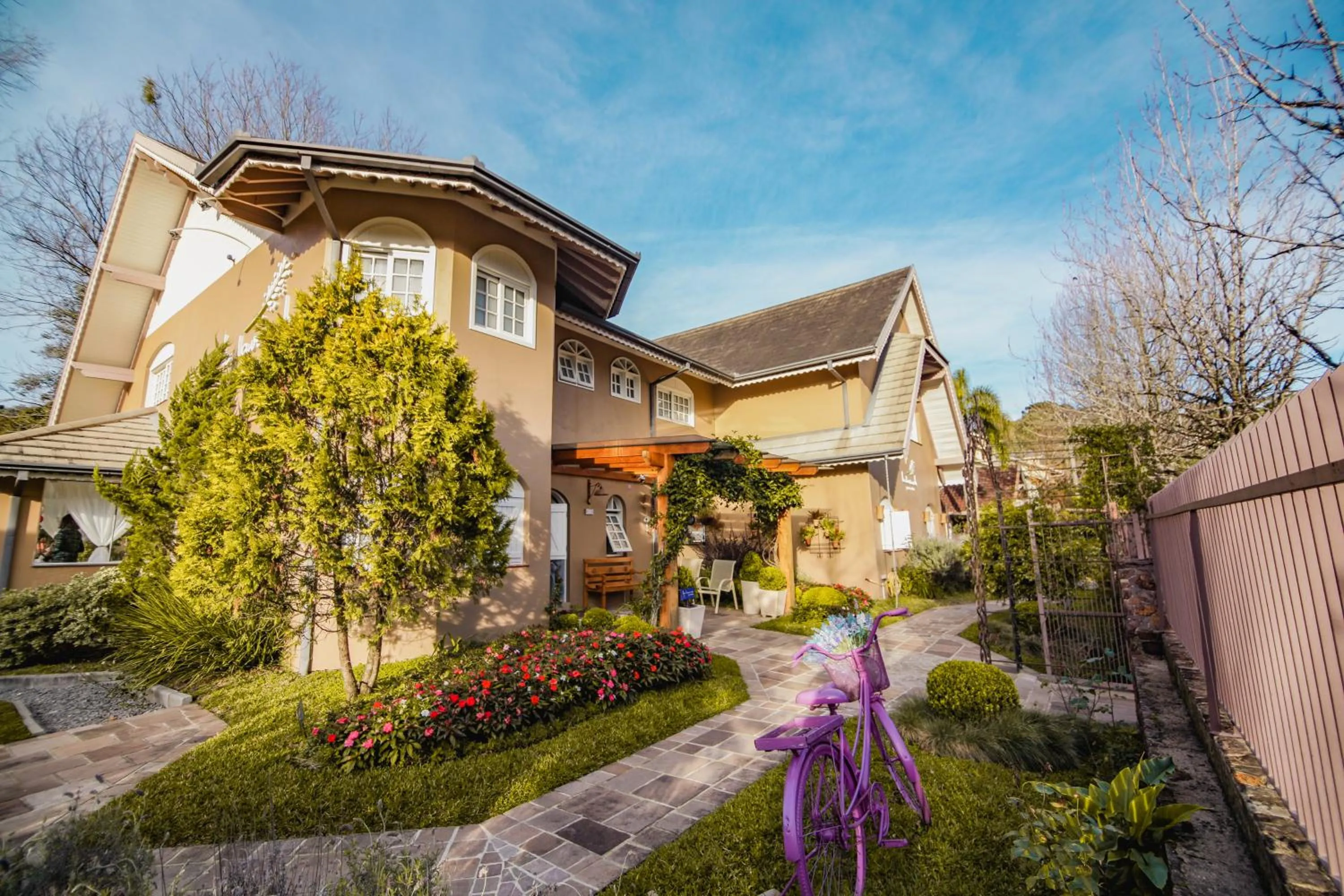 Facade/entrance in Pousada La Lavande